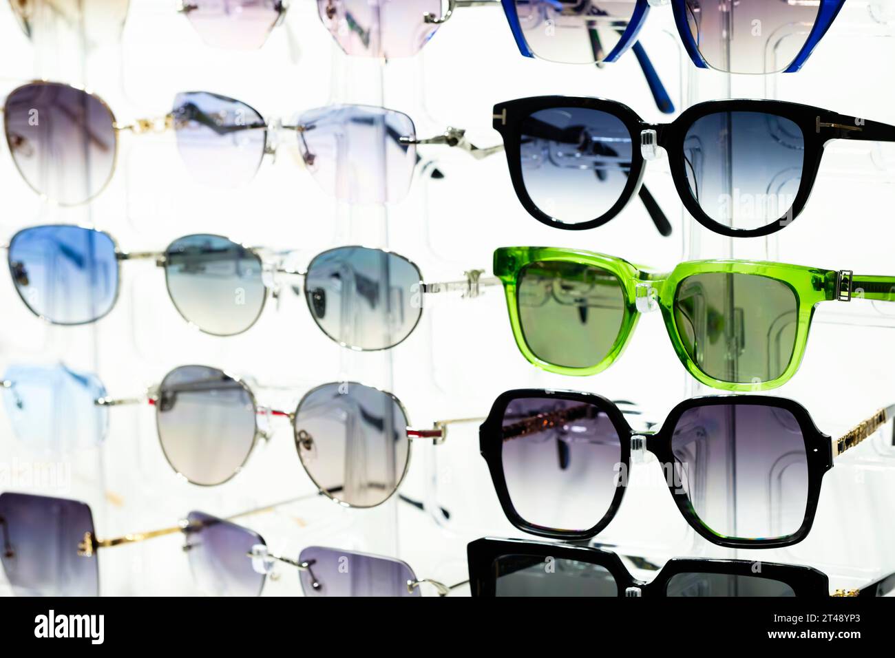 Gläser, Dekoration, Sonnenbrille, Damenbrille, schöne Gläser auf dem Markt Stockfoto