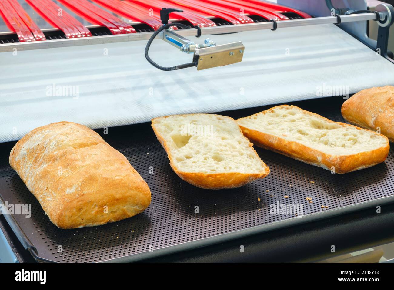 Scheiben Weißbrot in einer Maschine Stockfoto