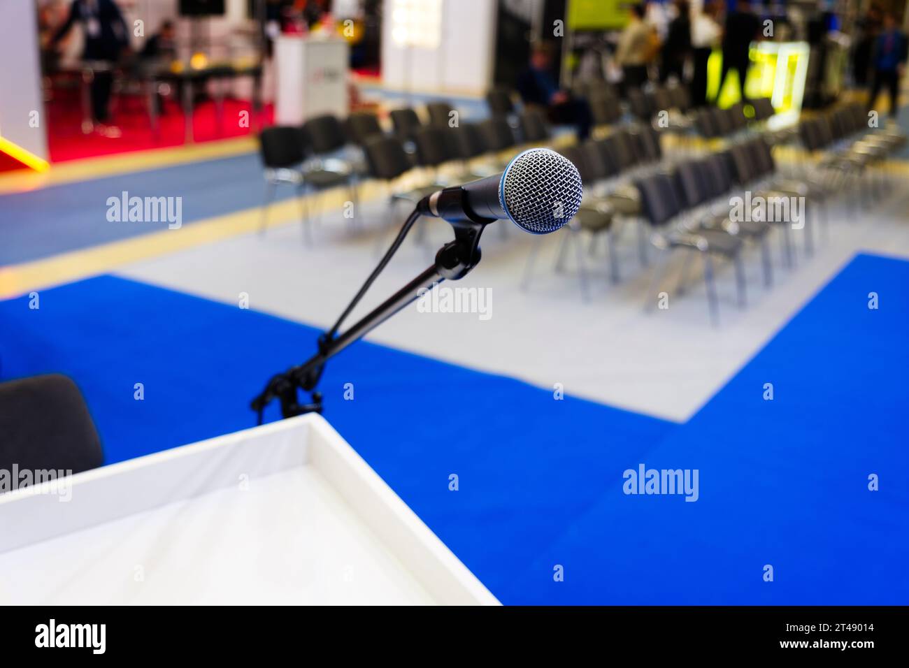 Mikrofon im Saal für eine Geschäftskonferenz und Präsentation Stockfoto