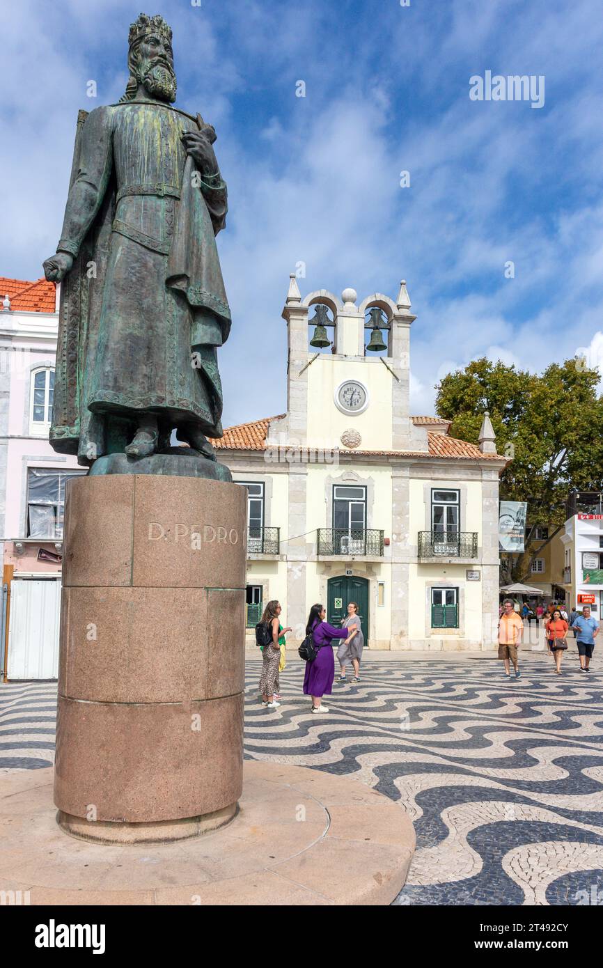 Dom Pedro I Statue und Antigos Paacos do Concelho (Rathaus), Praca 5 de Outubro, Cascais, Region Lissabon, Portugal Stockfoto