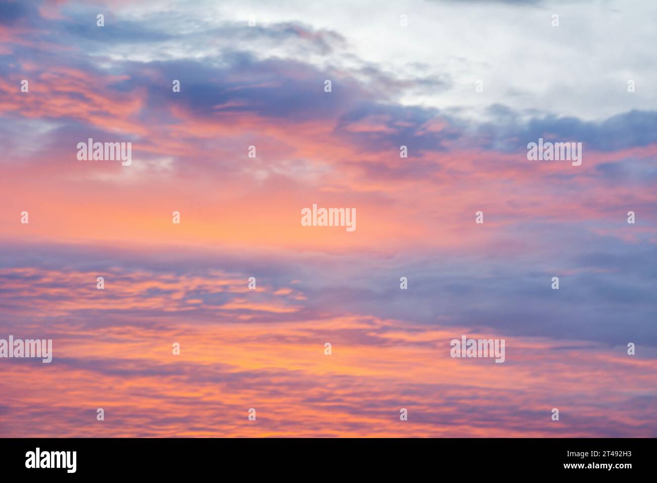 Farbenfroher Himmel bei Sonnenaufgang, mit bunten Wolken. Stockfoto