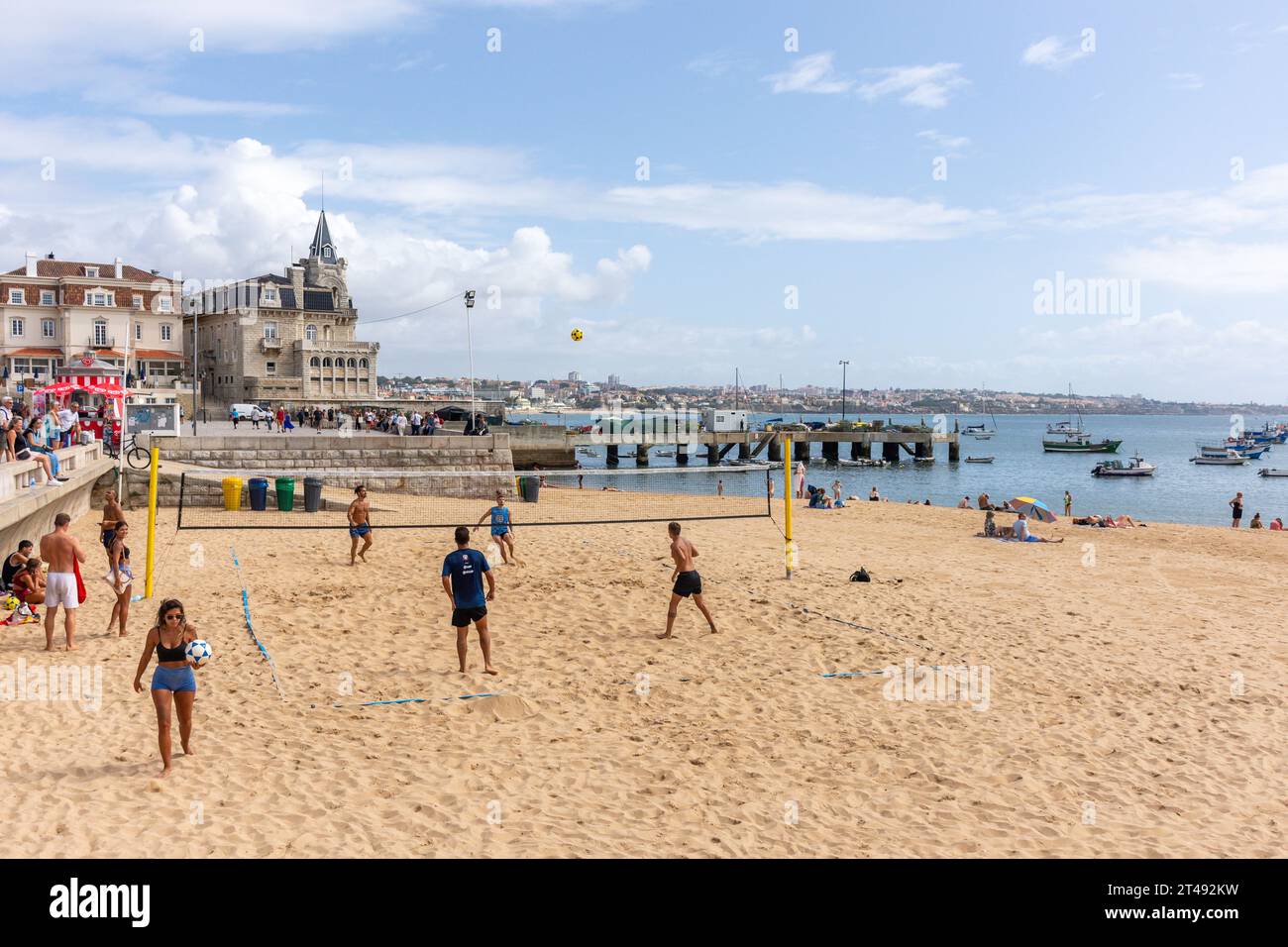 Beachvolleyball am Strand Praia da Ribeira. Rua Fernandes Thomás, Cascais, Region Lissabon, Portugal Stockfoto