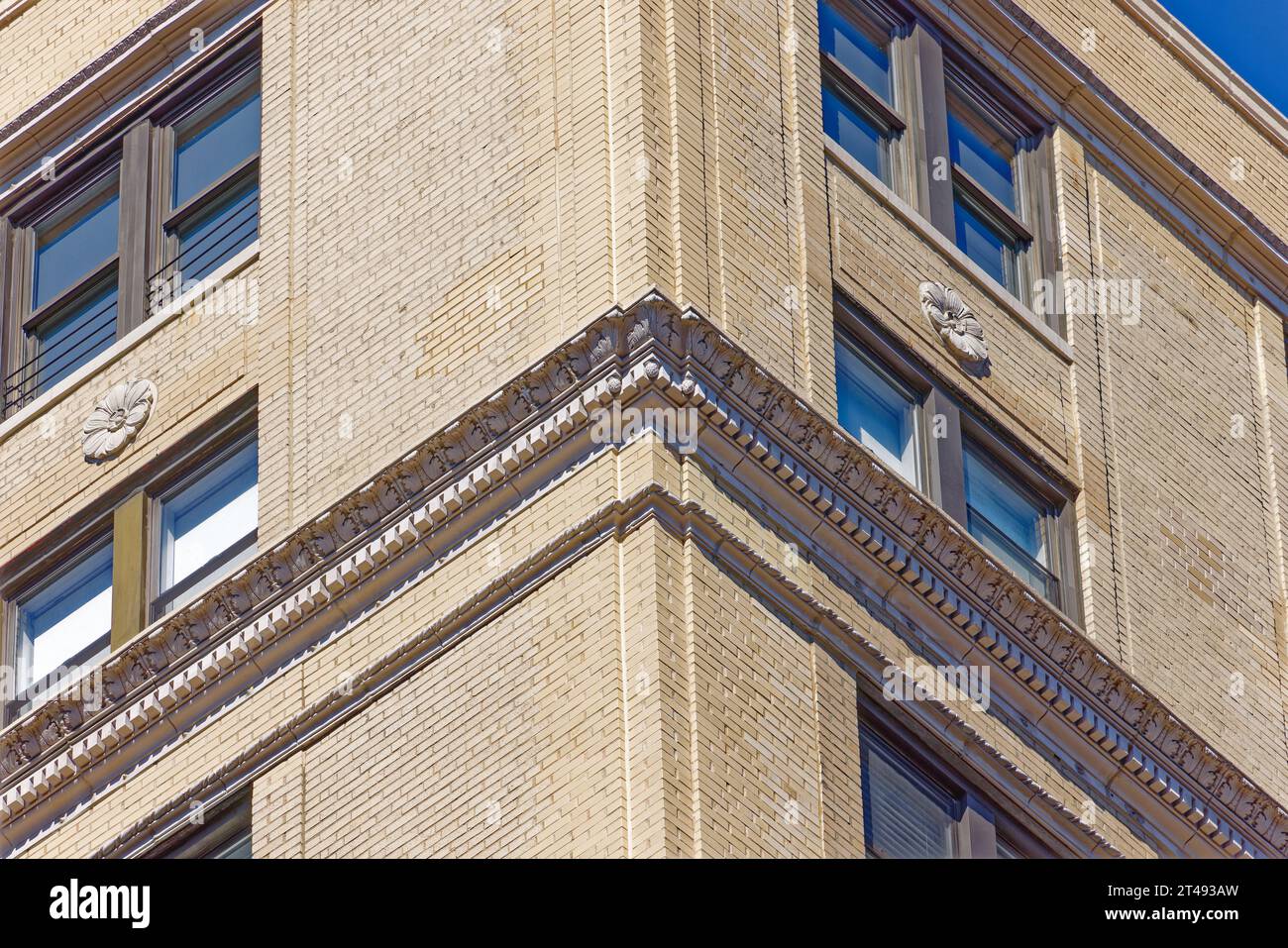 Emery Roth entwarf 825 West End Avenue im neoklassizistischen Stil. Das Gebäude ist ein Zwillingsgebäude des 186 Riverside Drive für denselben Bauträger. Stockfoto