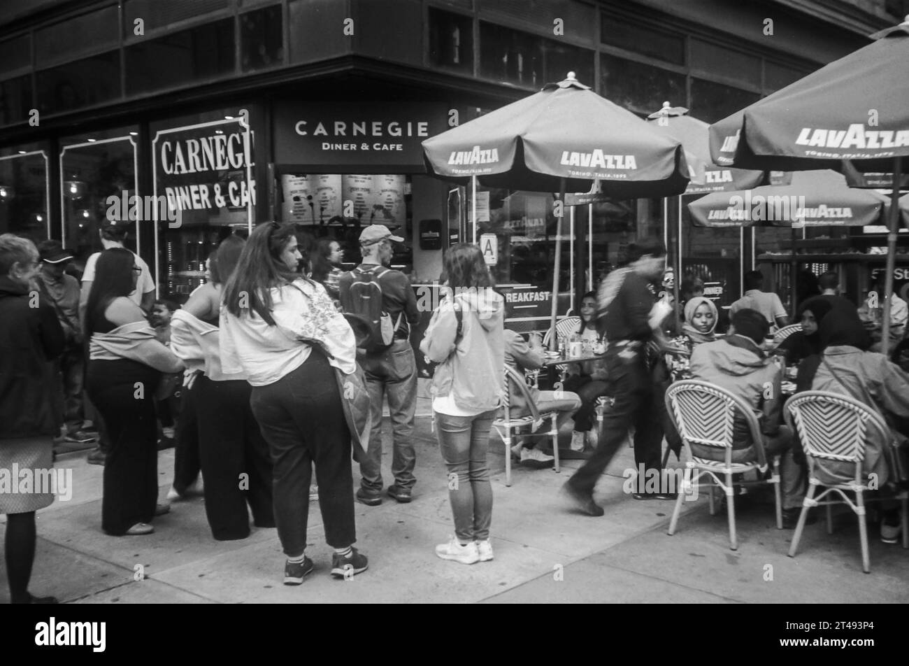 Brunchers vor dem Carnegie Diner & Cafe am Sonntag, 8. Oktober 2023. (© Richard B. Levine) Stockfoto
