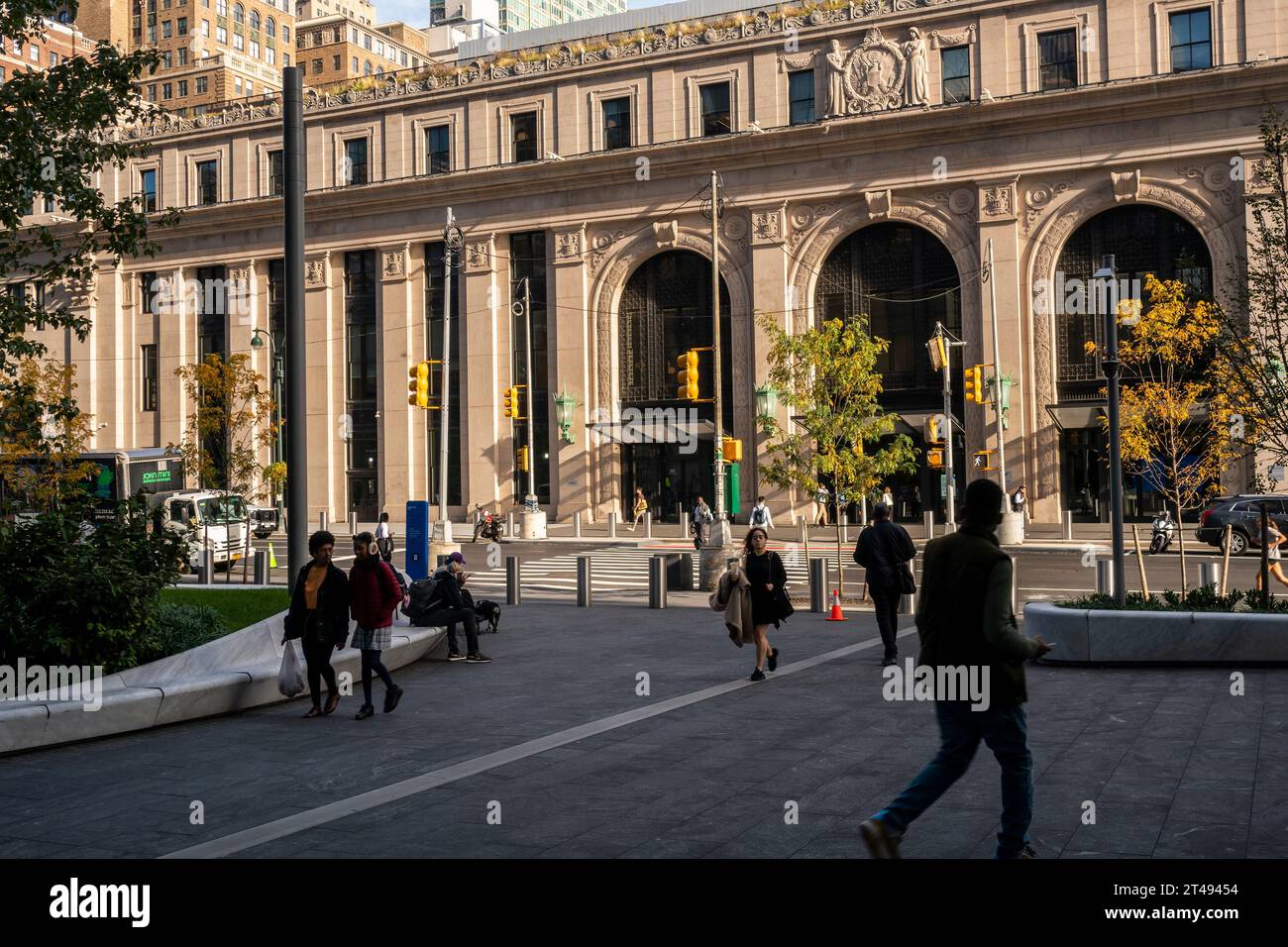 Die Daniel Patrick Moynihan Train Hall am Bahnhof Pennsylvania in New York und die plaza am Manhattan West Development am Freitag, den 27. Oktober 2023. (© Richard B. Levine) Stockfoto