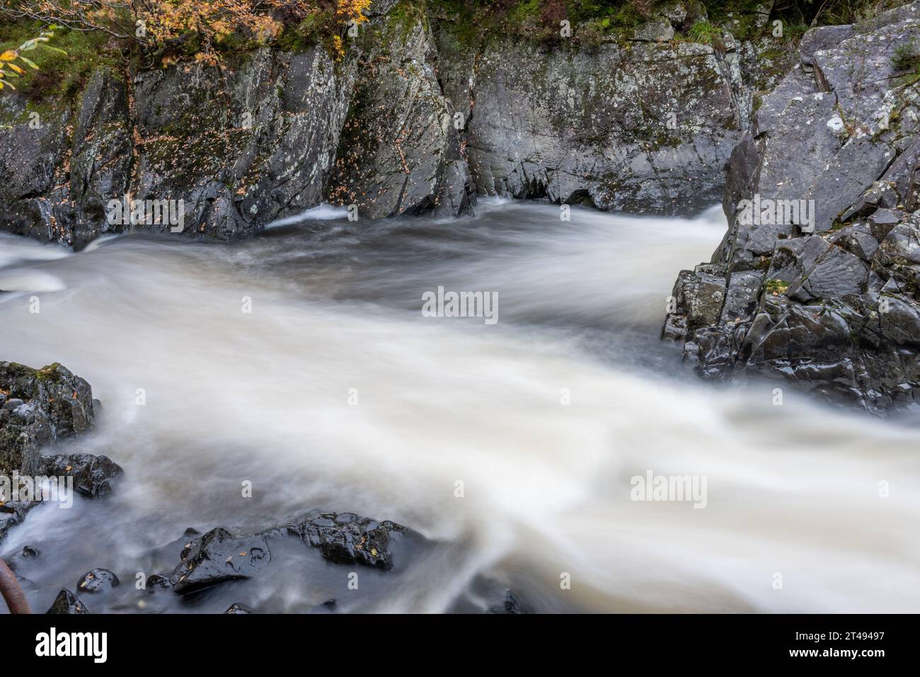 Die mächtigen Wasserfälle von Leny, die im Queen Elizabeth Forest Park in Loch Lomond und im Trossachs National Park in den Scottish Highlands zu finden sind. Stockfoto