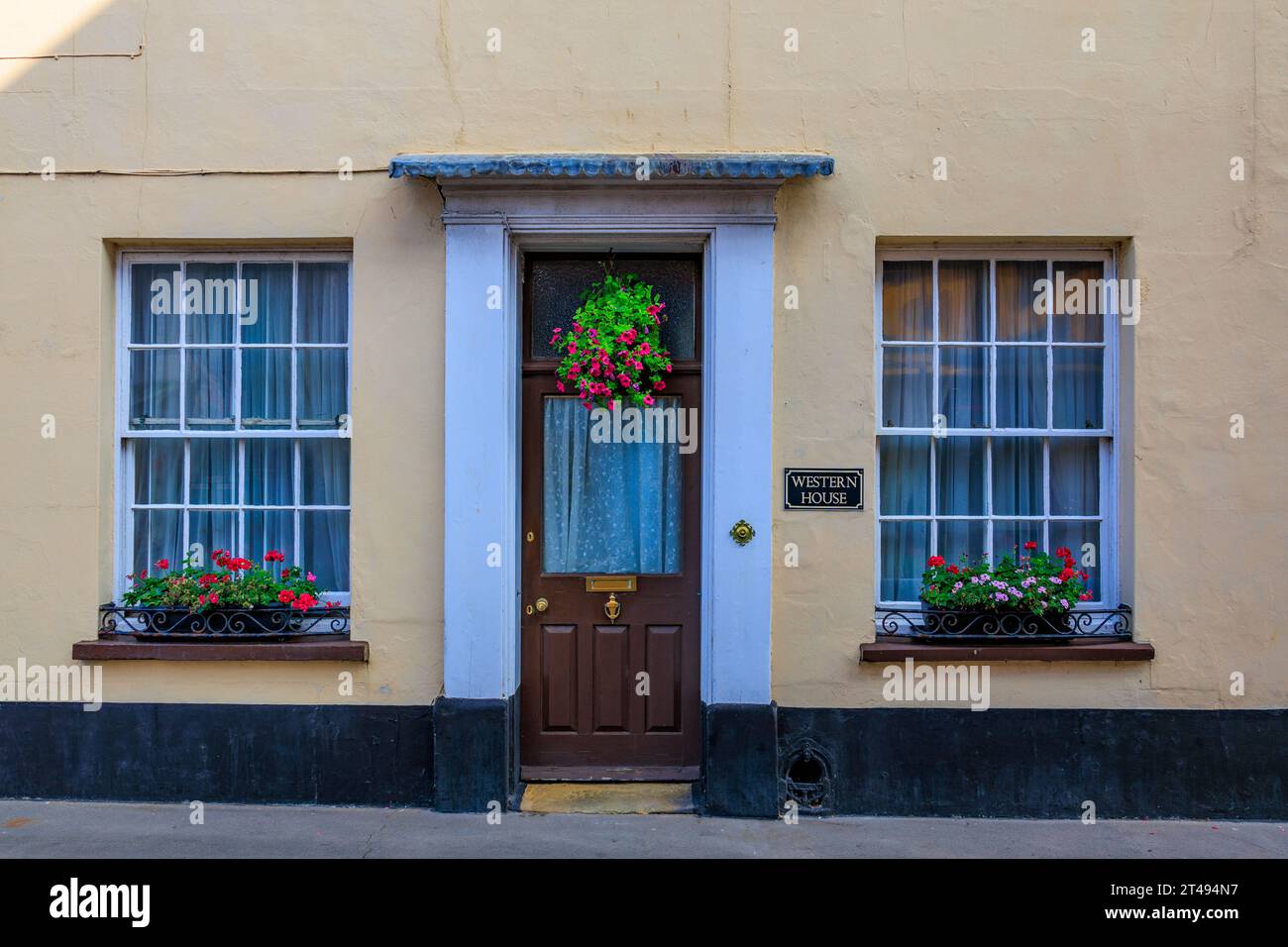 Georgianische Architektur und farbenfrohe Fensterkästen in New Street, Cromer, Norfolk, England, Großbritannien Stockfoto