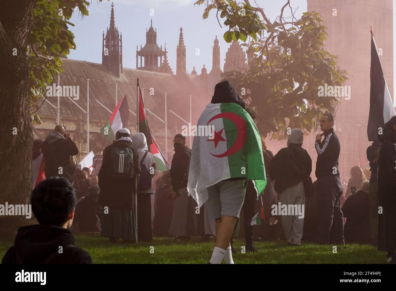 London - 28 Okt 2023 - marschieren am Ende der Palästinensischen Solidaritätskampagne auf dem Parlamentsplatz vor Rauchfackeln, um einen Waffenstillstand in Gaza zu fordern. Stockfoto