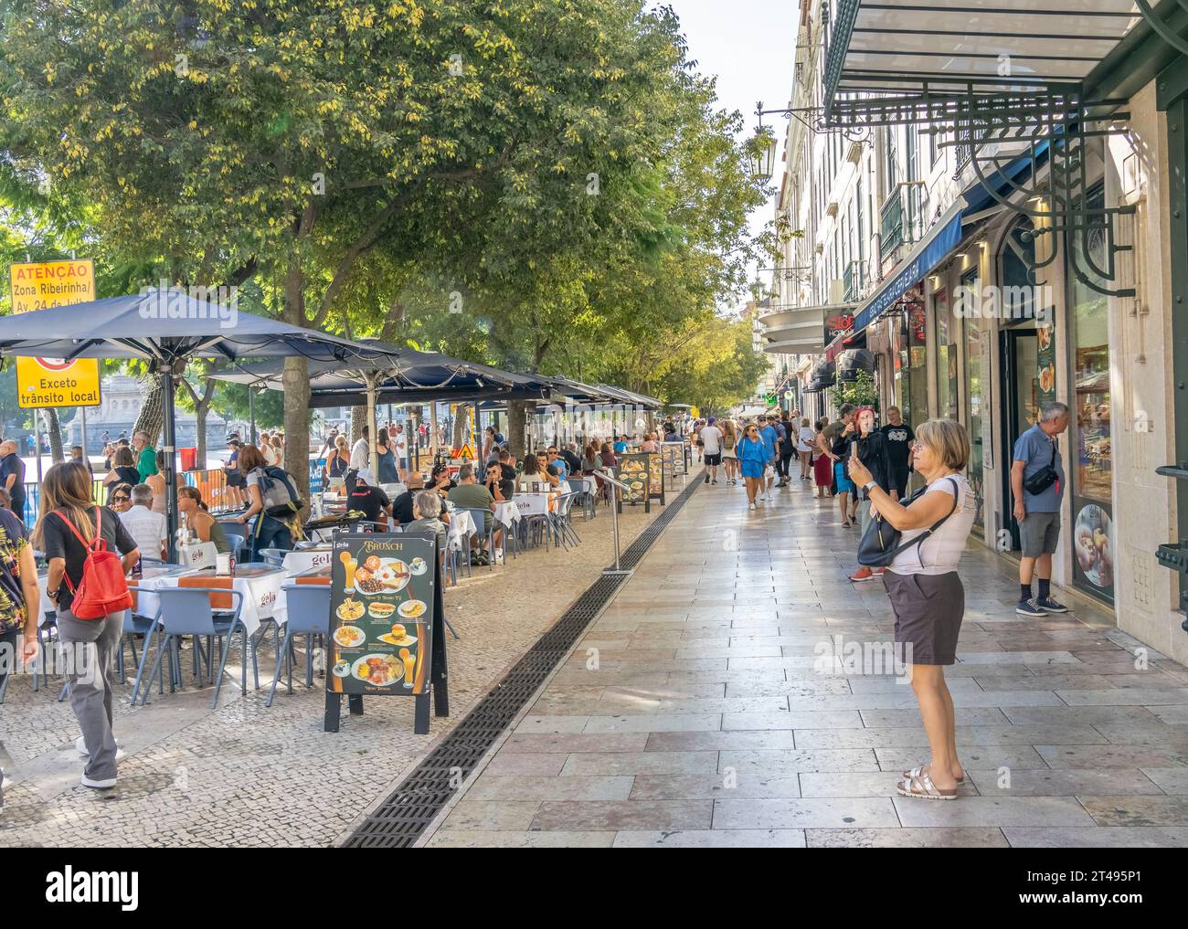 Straßencafés im Freien in der Rue Augusta, einer Fußgängerzone im zentralen Stadtteil Baixa von Lissabon, Portugal Stockfoto