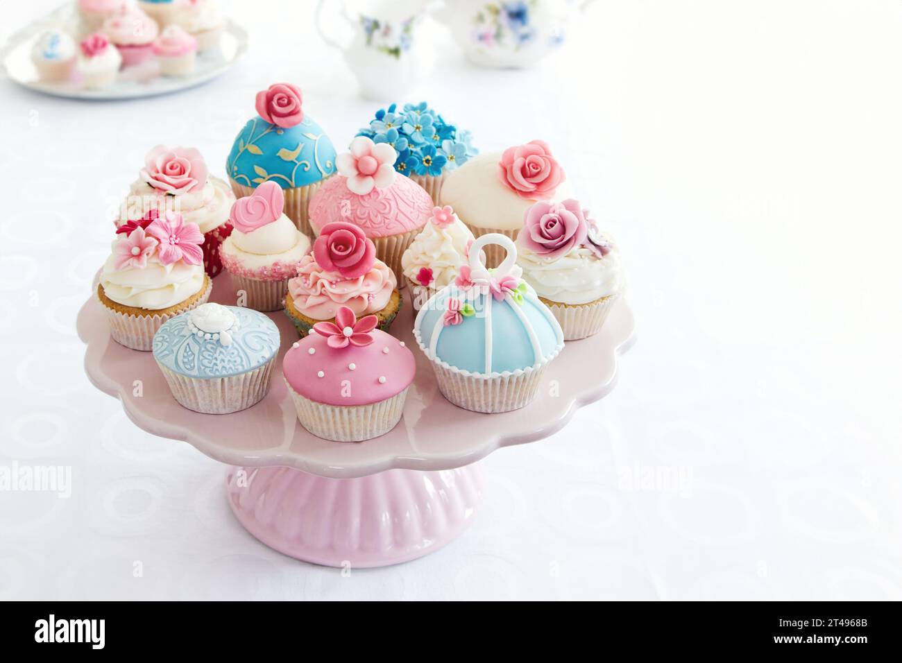 Auswahl an schönen Cupcakes auf einem Kuchen für Nachmittagstee Stockfoto