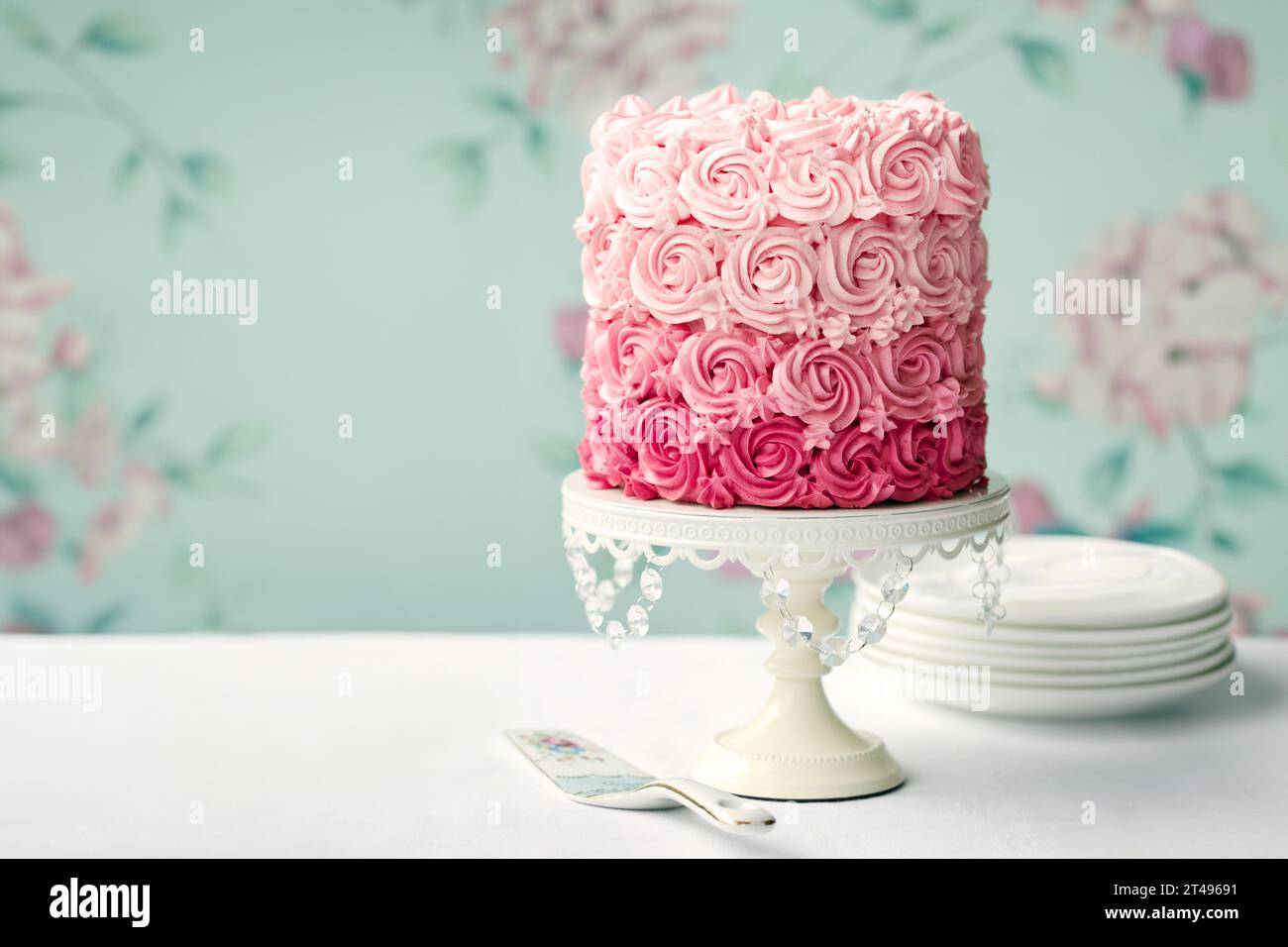 Ombre-Kuchen mit Paspelrosen in rosa Tönen Stockfoto