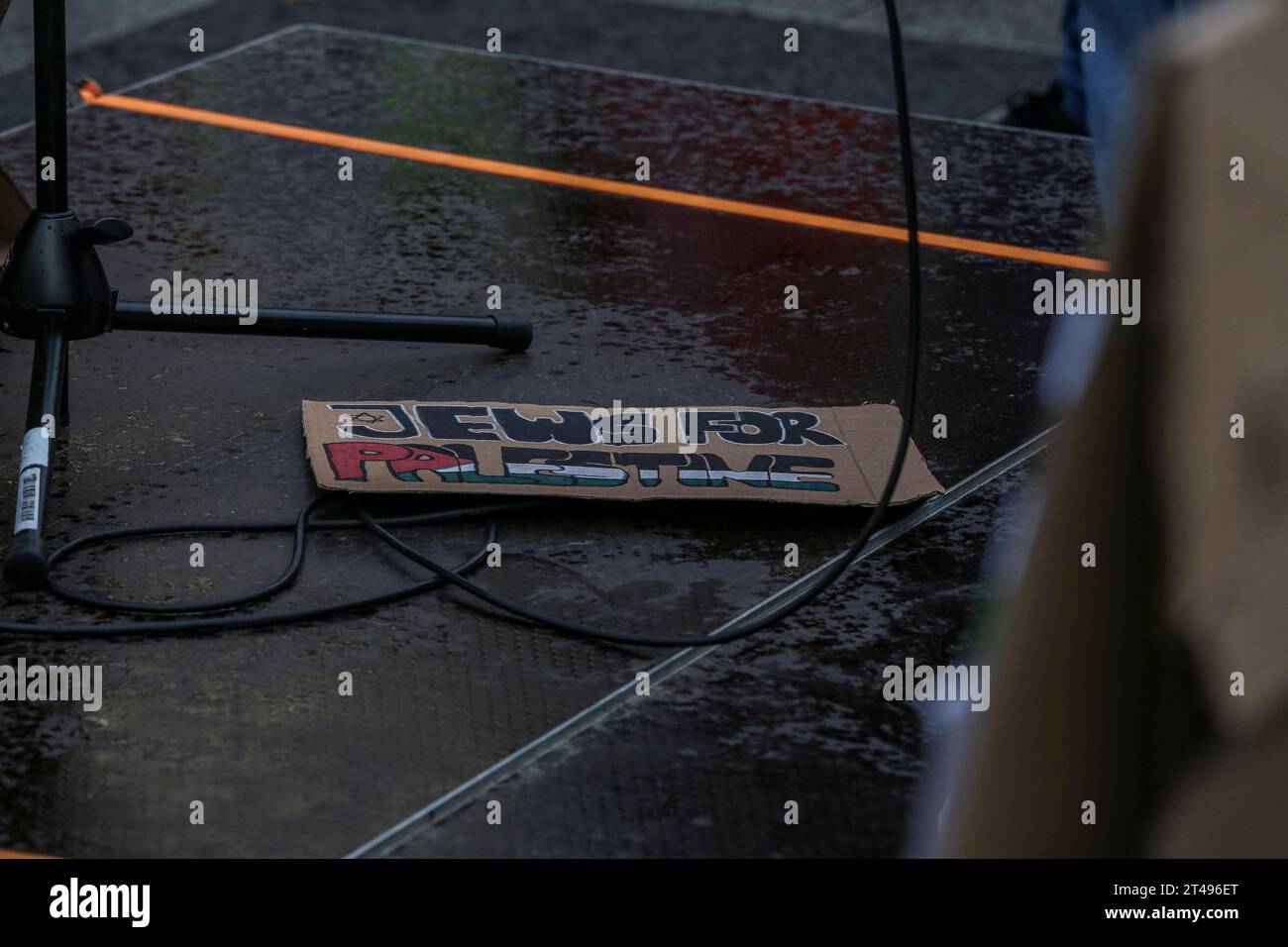 29.10.2023, Pro-Palästina Kundgebung, Nürnberg: In Solidatität mit den Menschen in Gaza versammelten sich in Nürnberg um 500-700 Menschen zu einer pro-palästinenstischen Demonstration auf dem Dr. Peter Schönlein Platz. Als prägendes Narrativ war der israelbezogene Antisemitismus des Kindermörder Israel propagiert. Dr. Peter-Schönlein-Platz Bayern Deutschland Pro-Palästina-Demonstration Nürnberg 29.10.2023-07 *** 29 10 2023, Pro-Palästina-Demonstration, Nürnberg in Solidarität mit dem Volk von Gaza versammelten sich rund 500 700 Menschen in Nürnberg zu einer pro-Palästina-Demonstration gegen Dr. Peter Schönlein Stockfoto