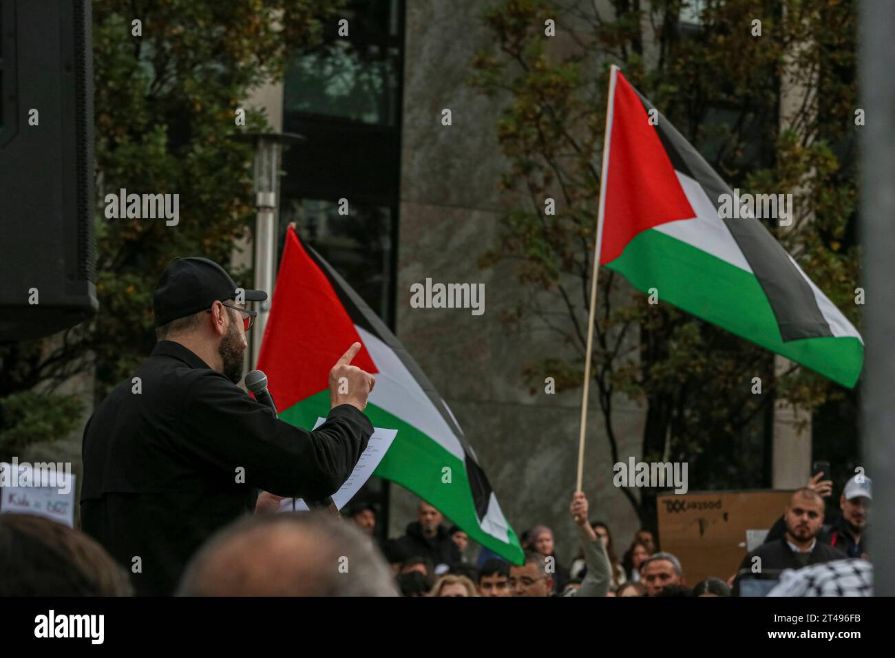 29.10.2023, Pro-Palästina Kundgebung, Nürnberg: In Solidatität mit den Menschen in Gaza versammelten sich in Nürnberg um 500-700 Menschen zu einer pro-palästinenstischen Demonstration auf dem Dr. Peter Schönlein Platz. Als prägendes Narrativ war der israelbezogene Antisemitismus des Kindermörder Israel propagiert. Dr. Peter-Schönlein-Platz Bayern Deutschland Pro-Palästina-Demonstration Nürnberg 29.10.2023-15 *** 29 10 2023, Pro-Palästina-Demonstration, Nürnberg in Solidarität mit dem Volk von Gaza versammelten sich rund 500 700 Menschen in Nürnberg zu einer pro-Palästina-Demonstration gegen Dr. Peter Schönlein Stockfoto