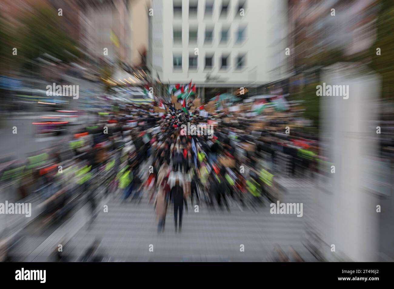 29.10.2023, Pro-Palästina Kundgebung, Nürnberg: In Solidatität mit den Menschen in Gaza versammelten sich in Nürnberg um 500-700 Menschen zu einer pro-palästinenstischen Demonstration auf dem Dr. Peter Schönlein Platz. Als prägendes Narrativ war der israelbezogene Antisemitismus des Kindermörder Israel propagiert. Dr. Peter-Schönlein-Platz Bayern Deutschland Pro-Palästina-Demonstration Nürnberg 29.10.2023-21 *** 29 10 2023, Pro-Palästina-Demonstration, Nürnberg in Solidarität mit dem Volk von Gaza versammelten sich rund 500 700 Menschen in Nürnberg zu einer pro-Palästina-Demonstration gegen Dr. Peter Schönlein Stockfoto