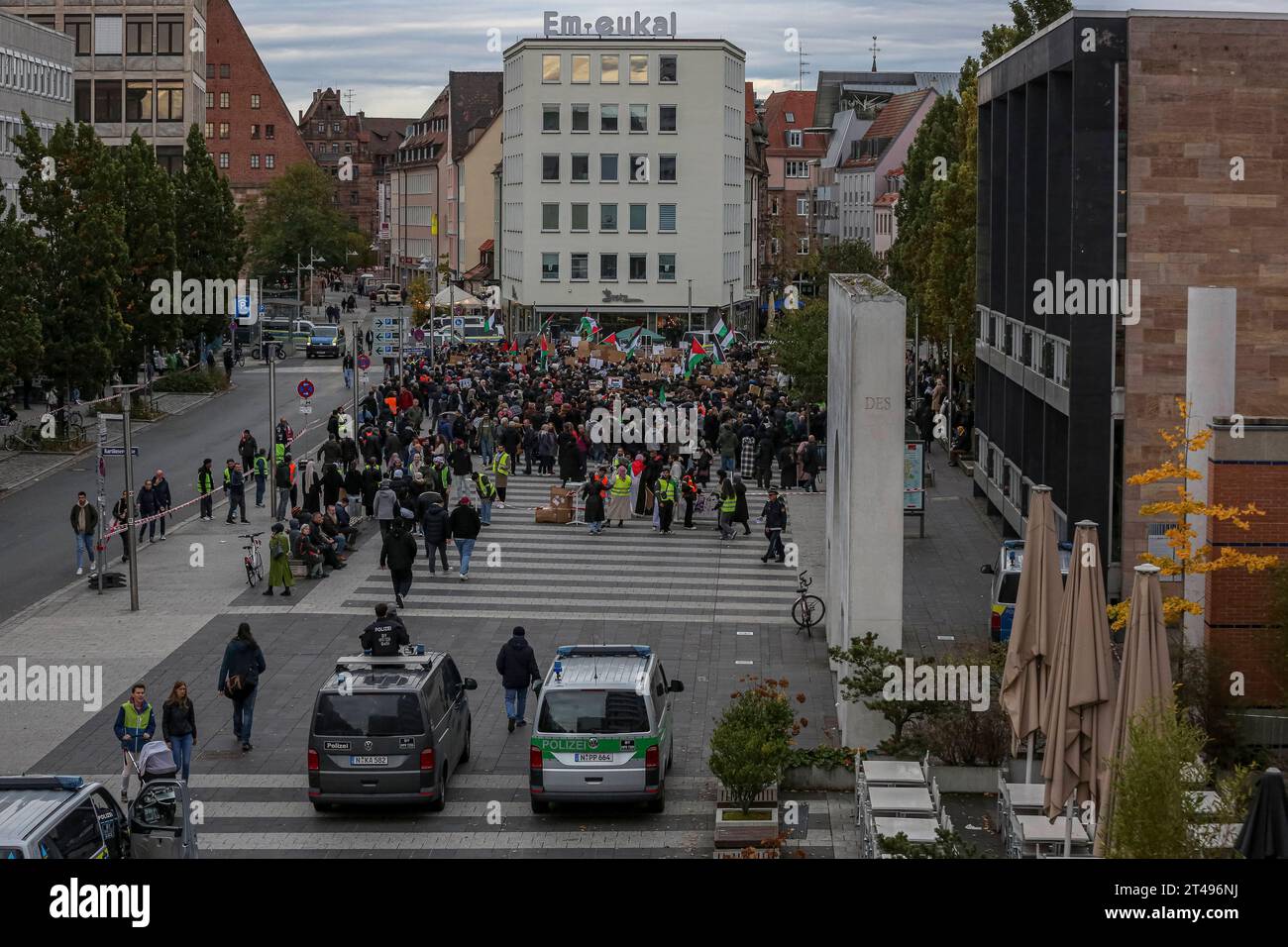 29.10.2023, Pro-Palästina Kundgebung, Nürnberg: In Solidatität mit den Menschen in Gaza versammelten sich in Nürnberg um 500-700 Menschen zu einer pro-palästinenstischen Demonstration auf dem Dr. Peter Schönlein Platz. Als prägendes Narrativ war der israelbezogene Antisemitismus des Kindermörder Israel propagiert. Dr. Peter-Schönlein-Platz Bayern Deutschland Pro-Palästina-Demonstration Nürnberg 29.10.2023-29 *** 29 10 2023, Pro-Palästina-Demonstration, Nürnberg in Solidarität mit dem Volk von Gaza versammelten sich rund 500 700 Menschen in Nürnberg zu einer pro-Palästina-Demonstration gegen Dr. Peter Schönlein Stockfoto