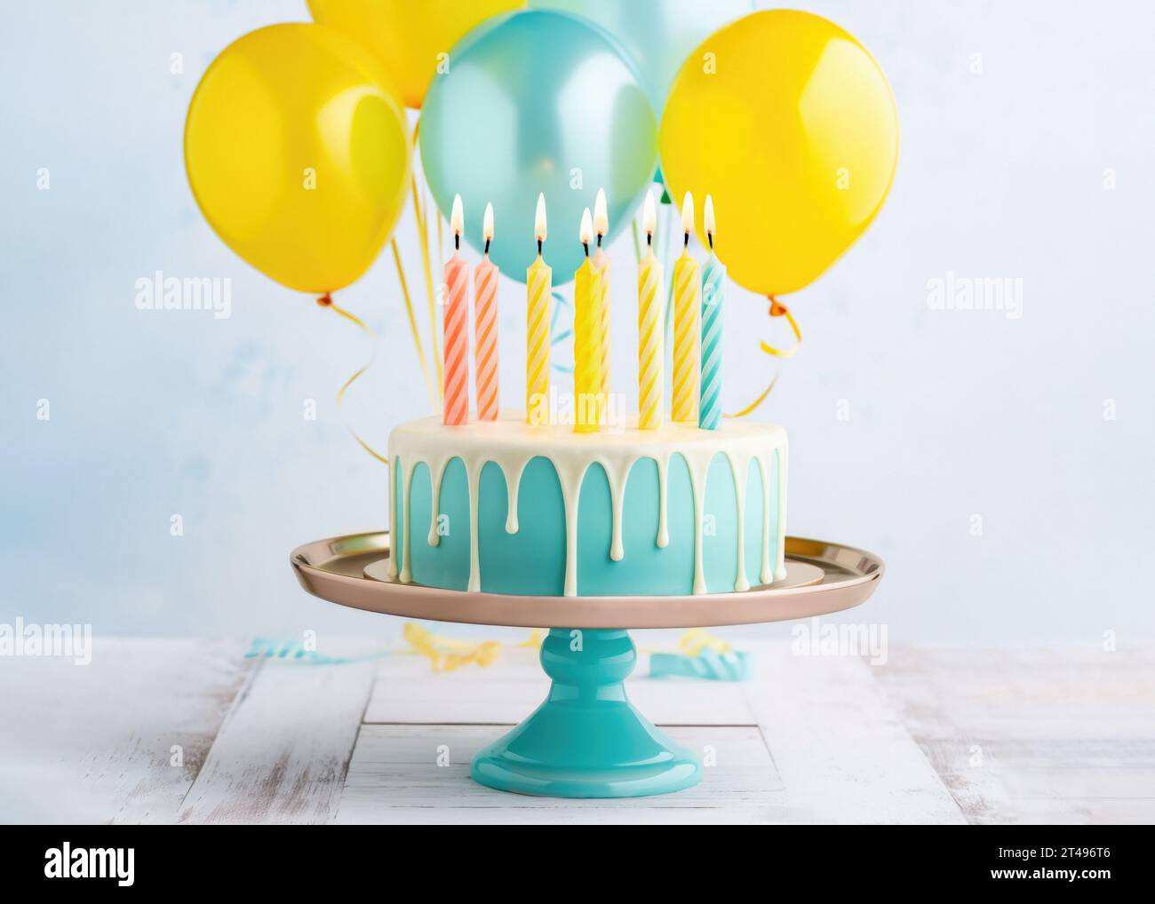 Geburtstagskuchen mit weißer Zuckerglasur, vielen Geburtstagskerzen und einem Haufen Partyballons Stockfoto