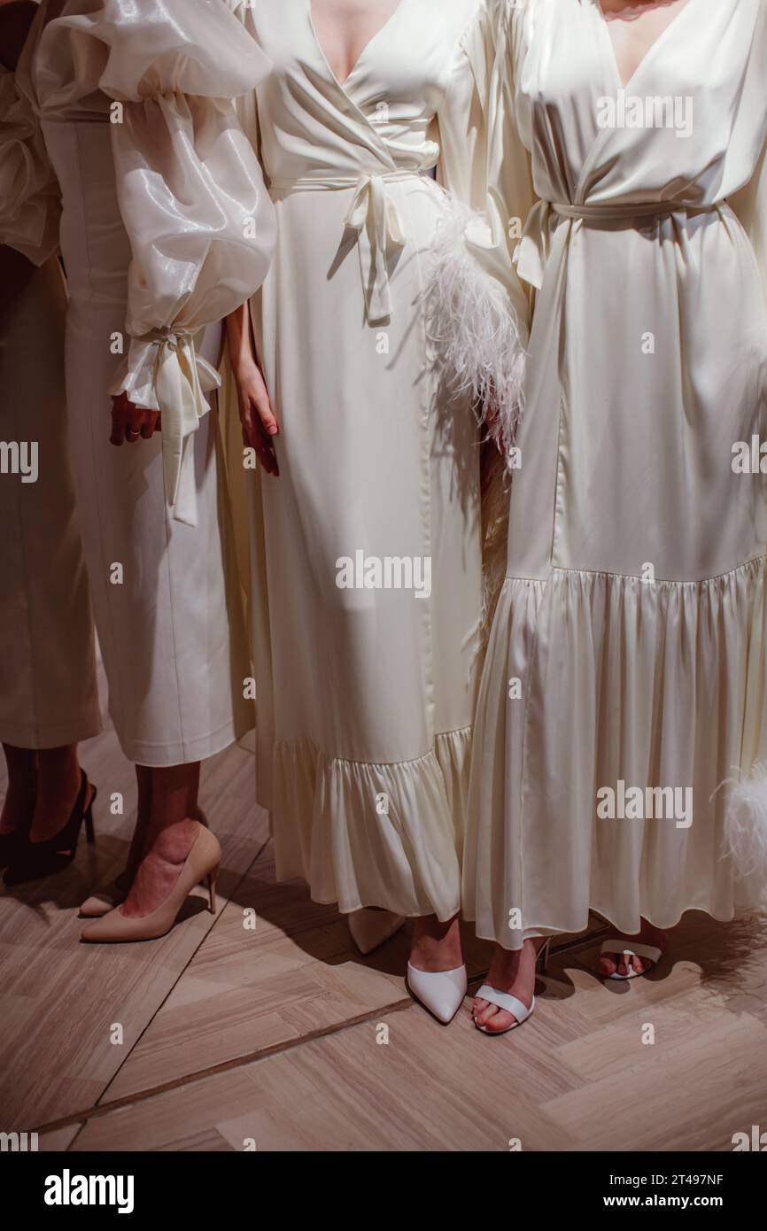 Elegante modische Details von Brautkleidern aus weißem Satin mit geschwollenen Ärmeln. Vorderansicht. Hochzeitskollektion Stockfoto