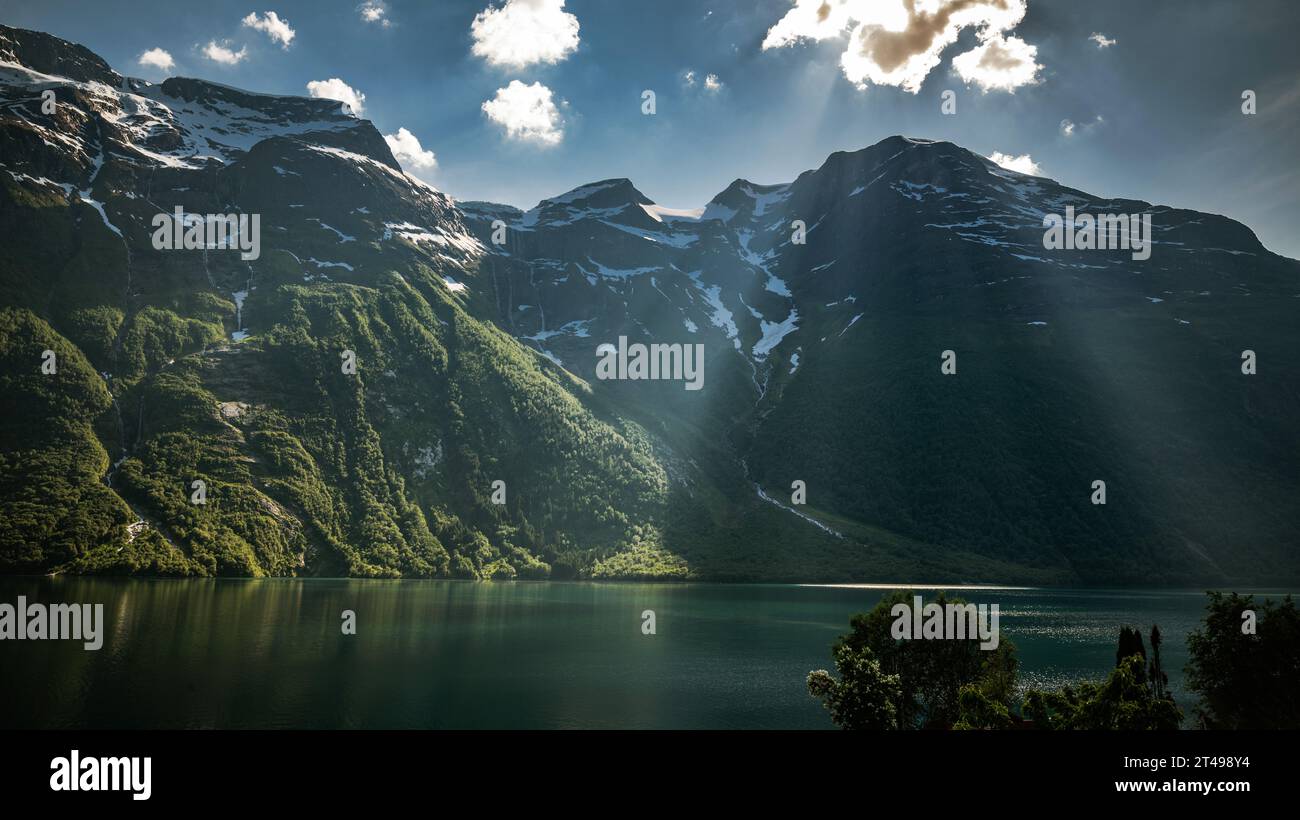 Lovatnet Lake Sunshine Landschaft. Sonnenstrahlen, die durch die Wolken kommen. Stryn Norwegen, Erope. Stockfoto