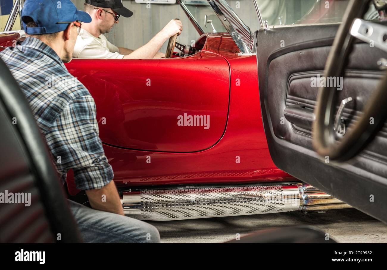 Kaukasischer Oldtimer-Besitzer ist dabei, sein American Classic-Fahrzeug an andere Enthusiasten zu verkaufen Stockfoto