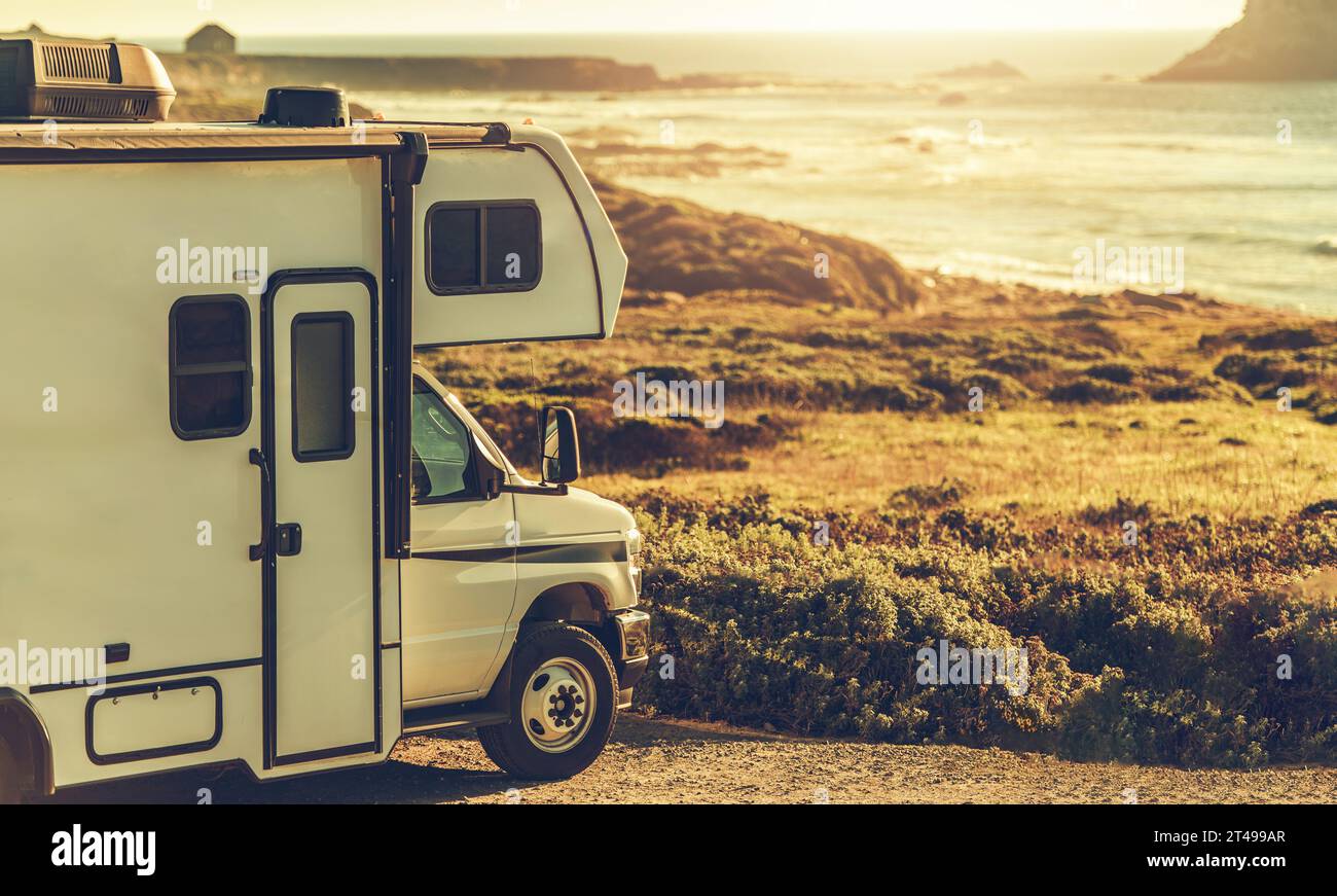 Wohnmobil der Klasse C vor Cambria California Pacific Ocean Stockfoto