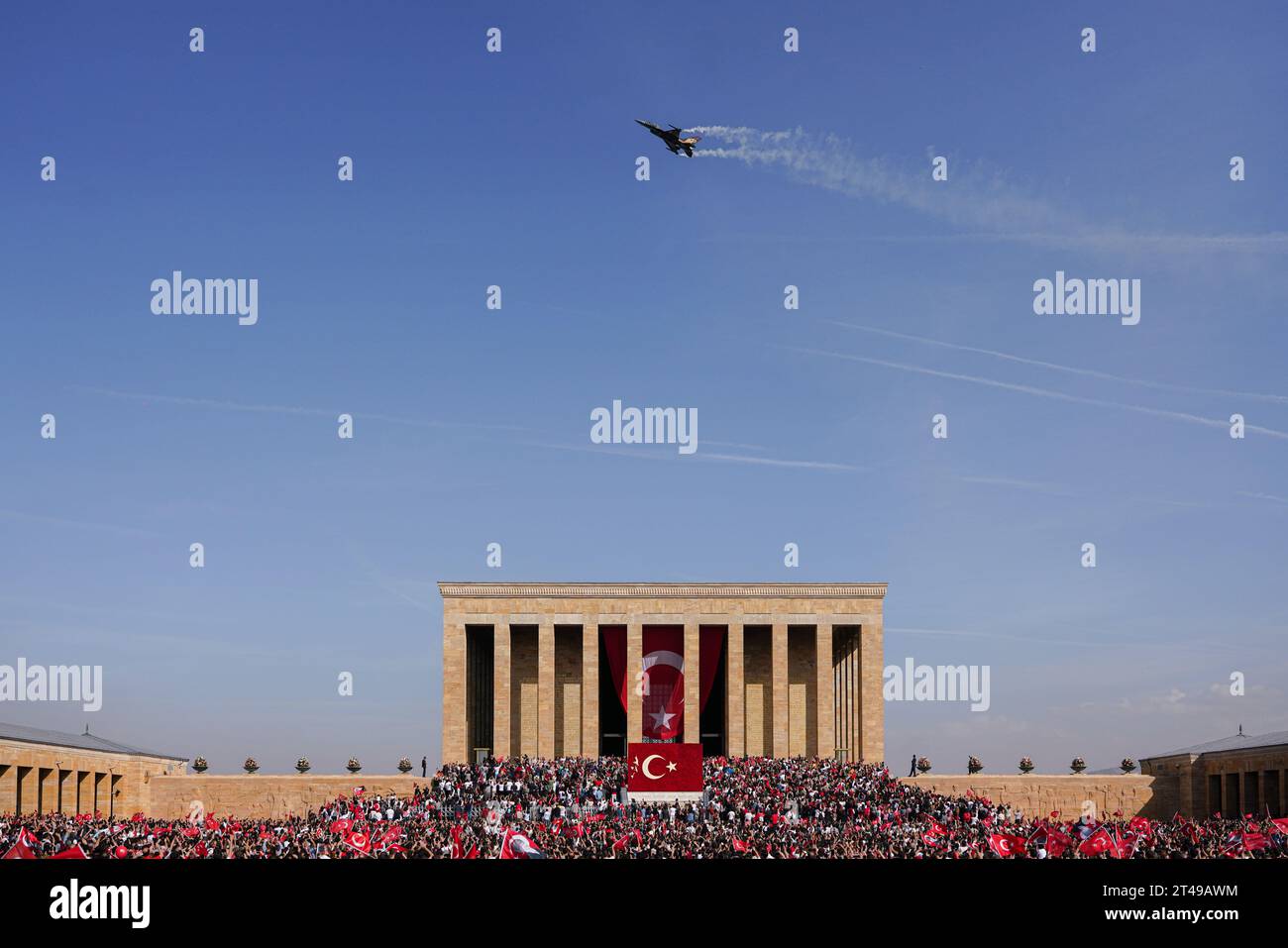 Ankara, Türkei. Oktober 2023. Ein F-16 Militärjet des Kunstflugteams Solotürk macht einen Grußflug vor Atatürks Mausoleum. Anlässlich des 100. Jahrestages der Gründung der Republik Türkei fand eine Militärparade vom K?z?Lay Platz in Ankara zur Ersten Großen Nationalversammlung der Türkei (TBMM) statt. Quelle: SOPA Images Limited/Alamy Live News Stockfoto