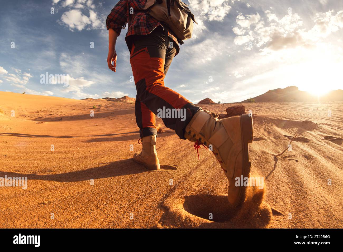 Nahaufnahme von Männerbeinen ist ein Spaziergang durch Sanddünen Stockfoto