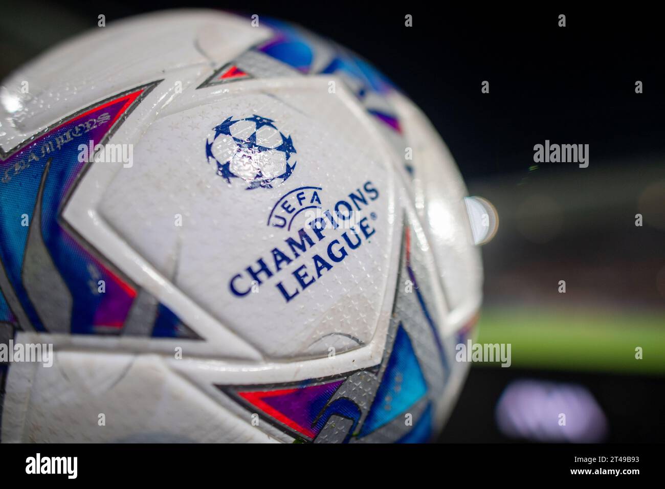 LINSE, FRANKREICH - 24. OKTOBER: Offizieller Spielball mit UEFA Champions League-Logo während des UEFA Champions League-Spiels zwischen RC Lens und PSV Eindhove Stockfoto