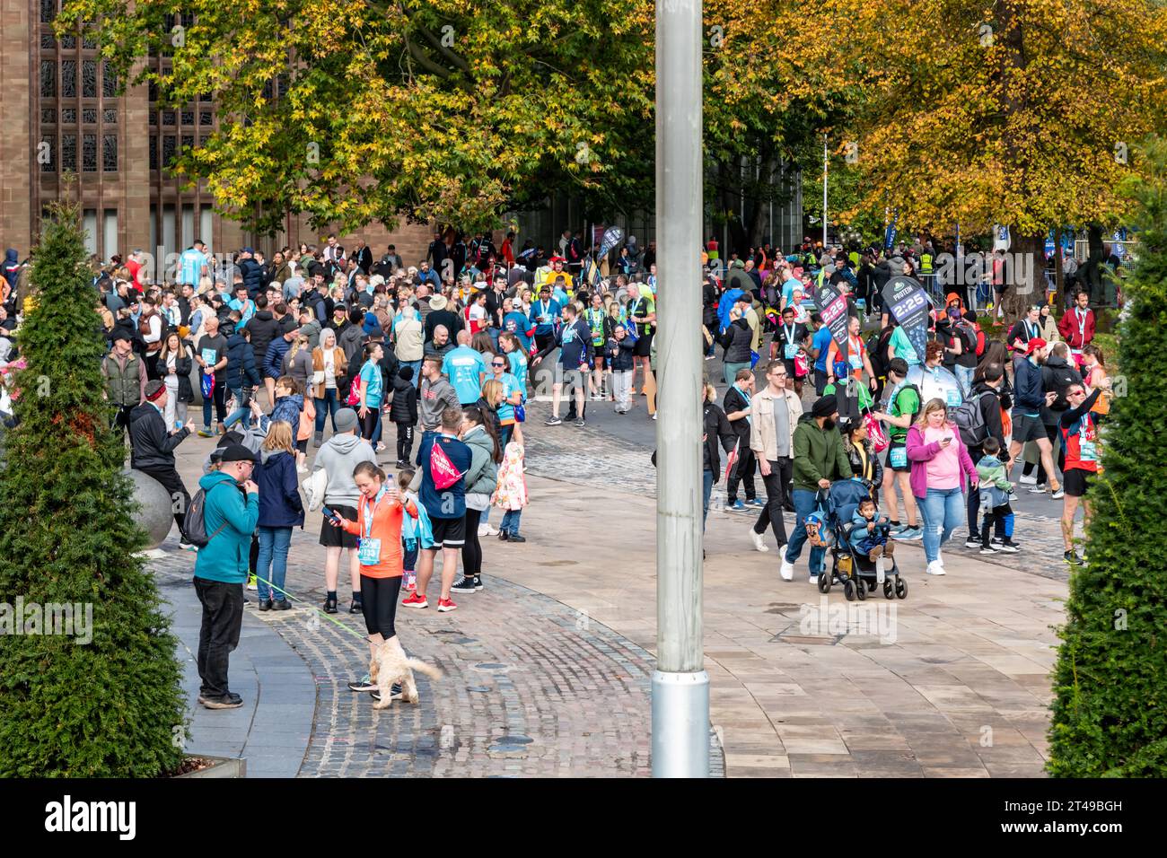 Coventry, Großbritannien. Sonntag, 29. Oktober 2023. Tausende von Läufern an der Ziellinie des Coventry Halbmarathons im Stadtzentrum. Autor: Thomas Faull/Alamy Live News Stockfoto