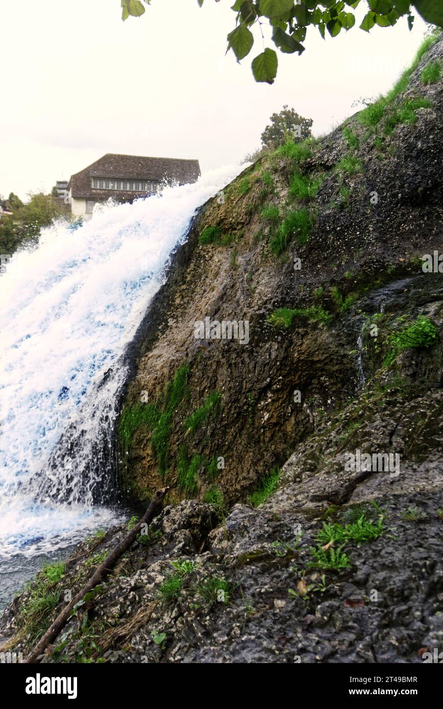 Wasser spritzte an den Rheinfällen Stockfoto