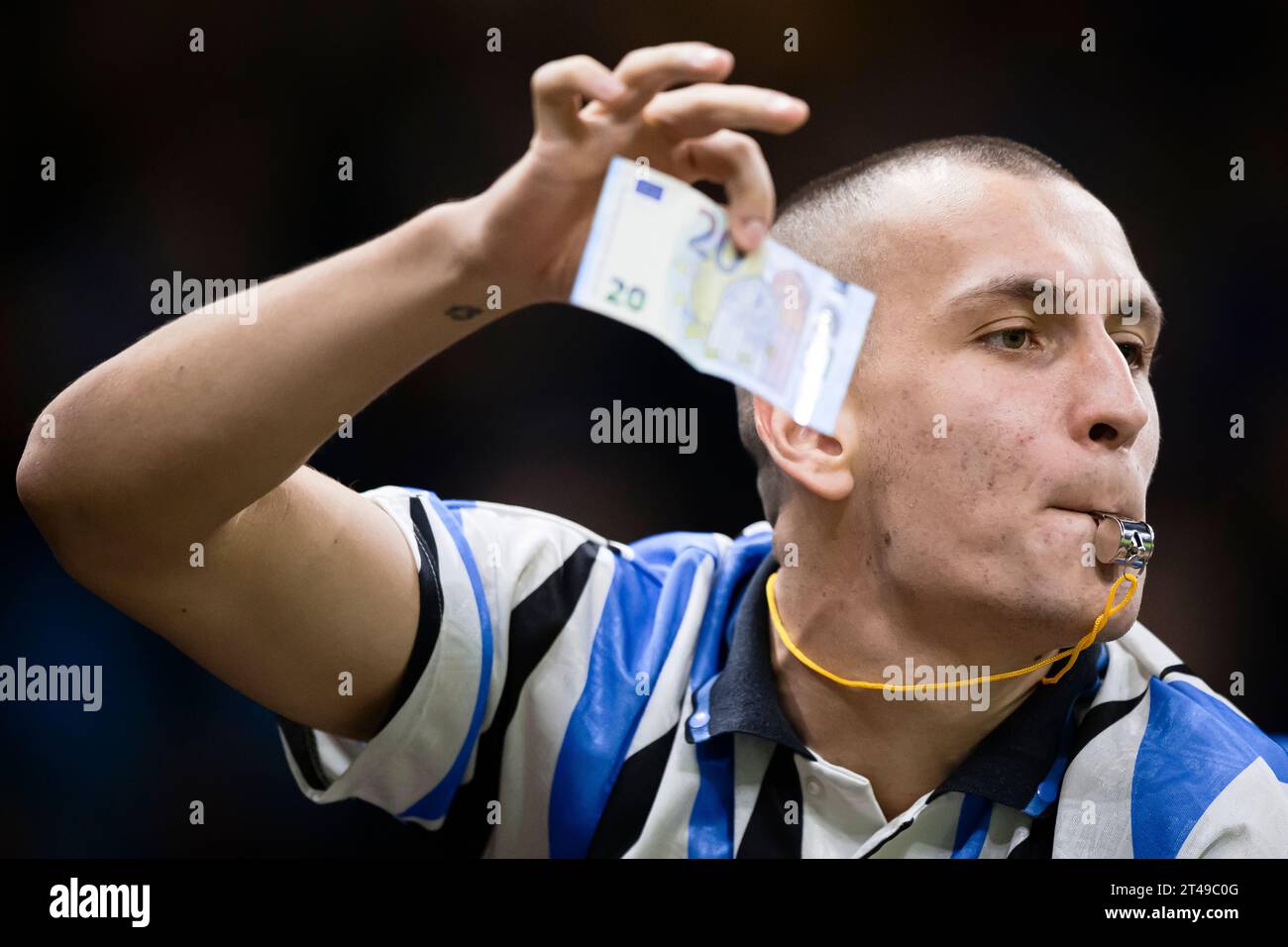 Mailand, Italien. 29. Oktober 2023. Ein Fan des FC Internazionale pfeift und winkt beim warm Up vor dem Fußballspiel der Serie A zwischen dem FC Internazionale und AS Roma eine 20-Euro-Note gegen Romelu Lukaku von AS Roma. Quelle: Nicolò Campo/Alamy Live News Stockfoto