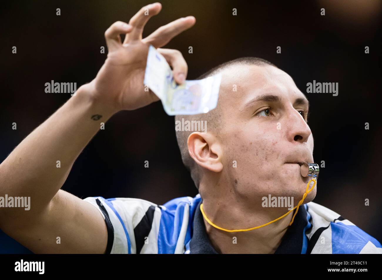 Mailand, Italien. 29. Oktober 2023. Ein Fan des FC Internazionale pfeift und winkt beim warm Up vor dem Fußballspiel der Serie A zwischen dem FC Internazionale und AS Roma eine 20-Euro-Note gegen Romelu Lukaku von AS Roma. Quelle: Nicolò Campo/Alamy Live News Stockfoto