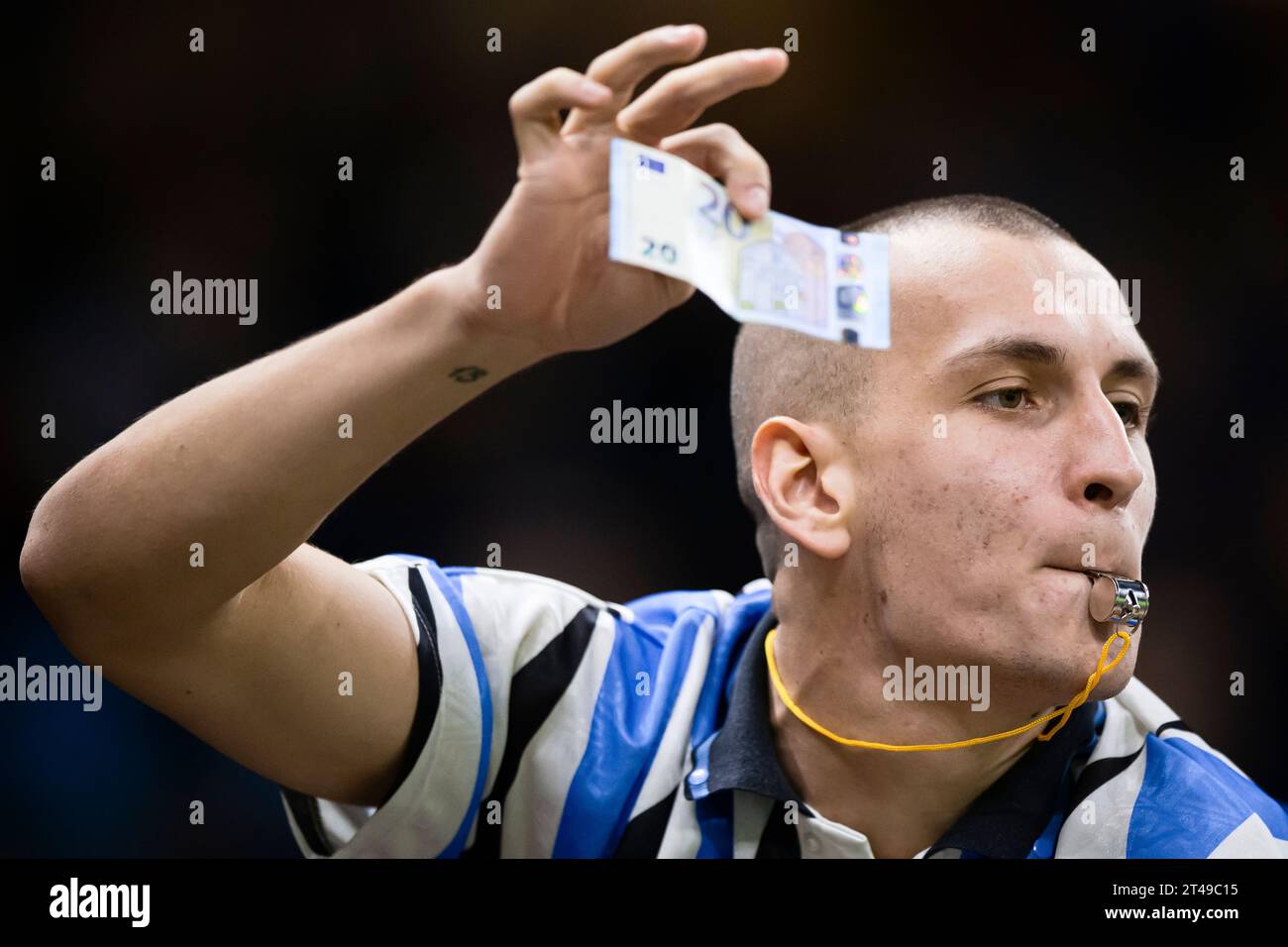 Mailand, Italien. 29. Oktober 2023. Ein Fan des FC Internazionale pfeift und winkt beim warm Up vor dem Fußballspiel der Serie A zwischen dem FC Internazionale und AS Roma eine 20-Euro-Note gegen Romelu Lukaku von AS Roma. Quelle: Nicolò Campo/Alamy Live News Stockfoto