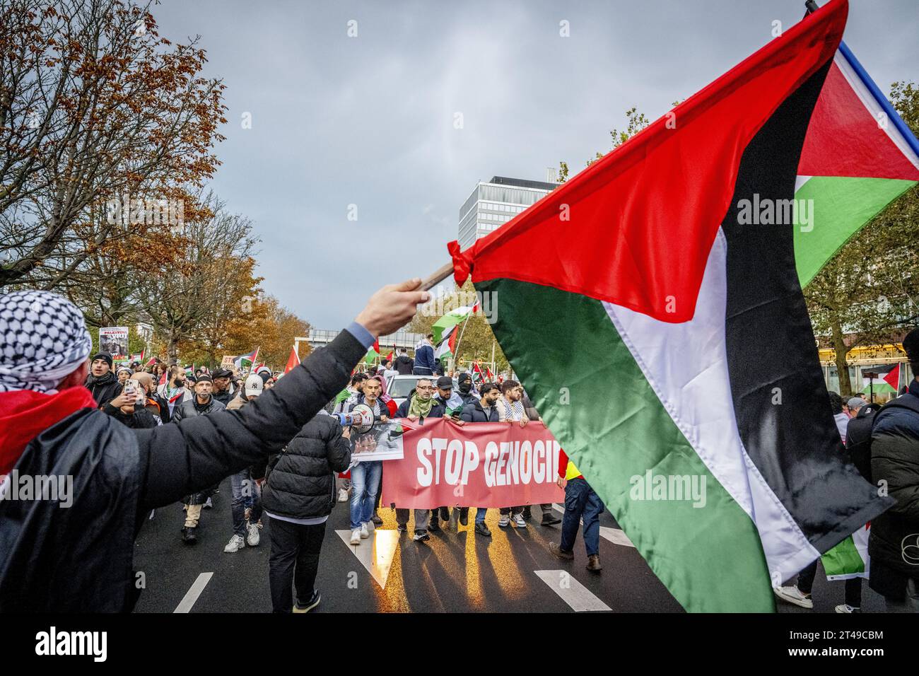 DIE HAAG - Teilnehmer an einer nationalen Demonstration gegen den Krieg in Gaza. Der Protest wurde von einer Gruppe palästinensischer Organisationen organisiert. Sie wollen einen sofortigen Waffenstillstand und humanitäre Hilfe für die Bevölkerung von Gaza. ANP ROBIN UTRECHT niederlande raus - belgien raus Stockfoto
