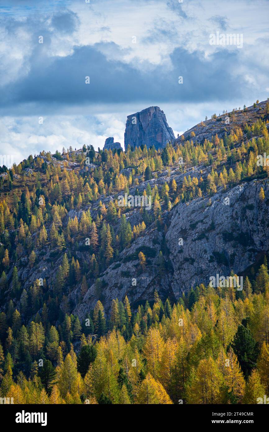 Berühmte Felsformation „Cinque Torri“ inmitten farbenfroher Lärchen Stockfoto