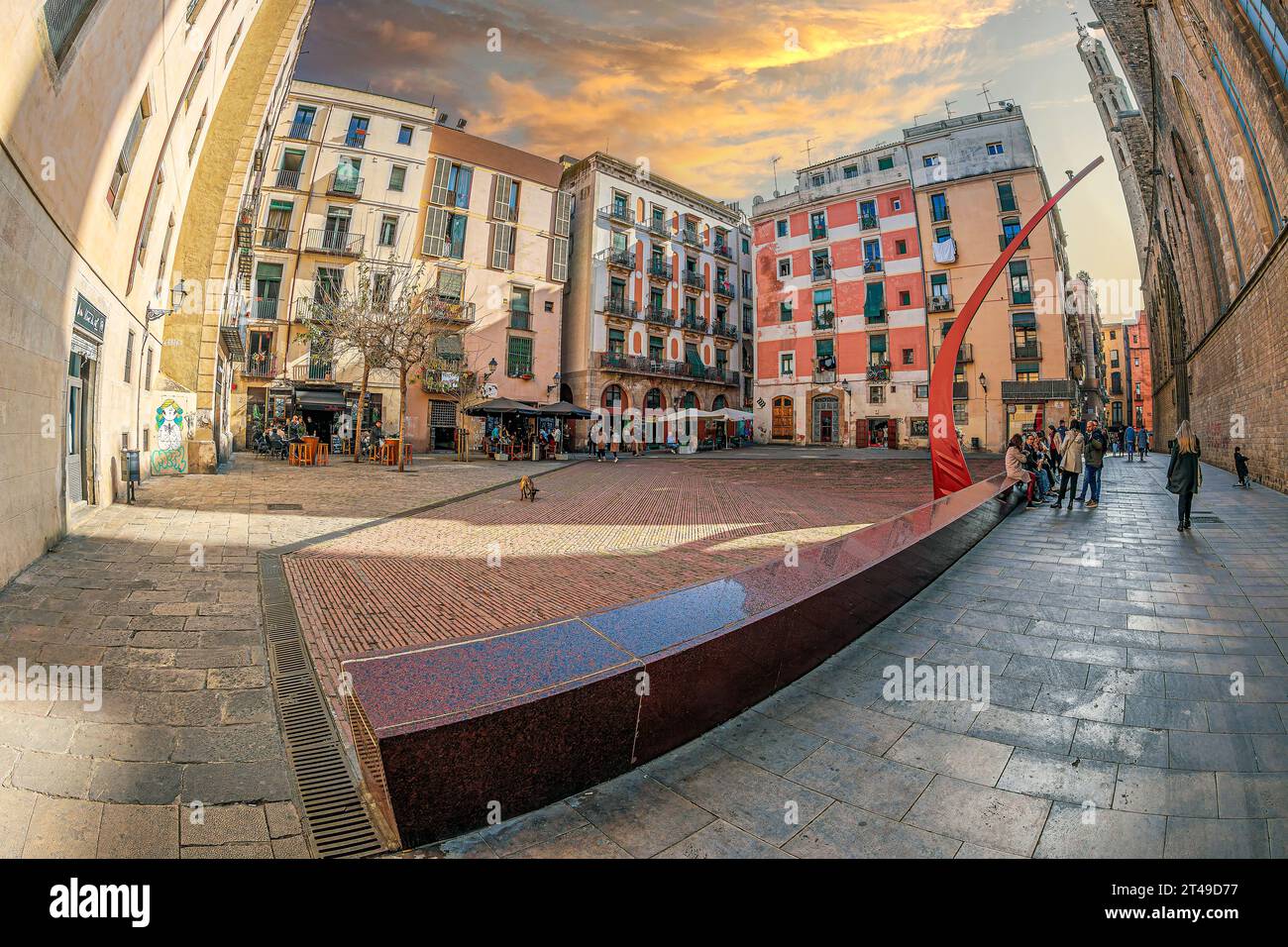 BARCELONA, SPANIEN - FEB. 27. 2022: Plaza Fossar de les Moreres, ein Gedenkplatz mit einem Denkmal, einer Flamme und dem Gedicht von Frederic Soler Stockfoto