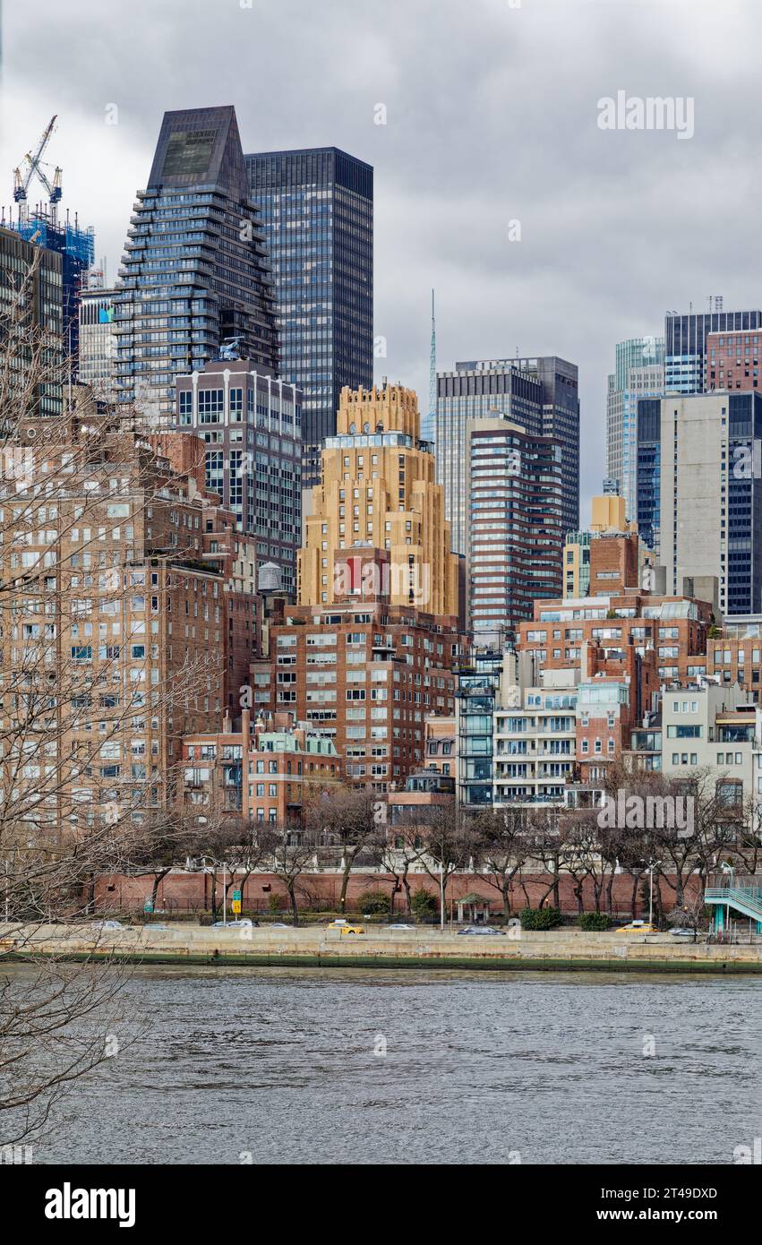 Der goldfarbene Beekman Tower, 3 Mitchell Place, hebt sich von den dunkleren Nachbarn von Manhattans Midtown East ab. Blick von Roosevelt Island. Stockfoto