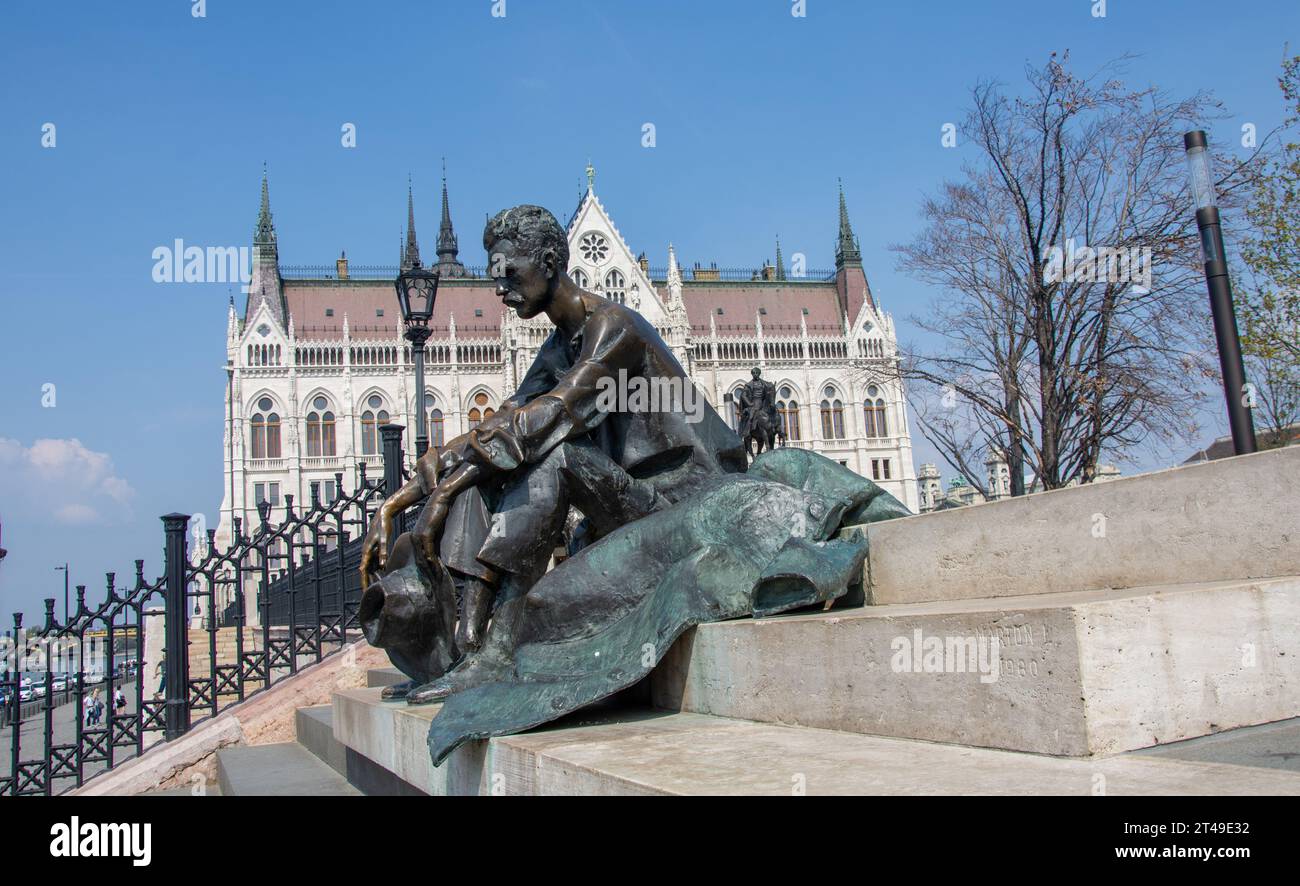 Die Statue Attila József blickt von der Treppe in Budapest, Ungarn, hinunter Stockfoto