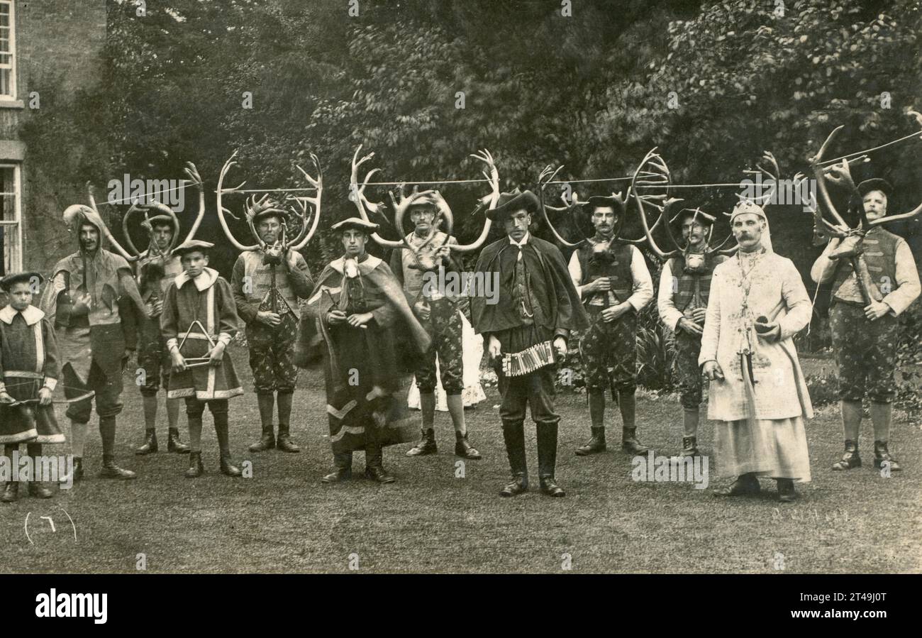 Vintage-Archiv Postkartenbild der Abbots Bromley Horn Tänzer aus den frühen 1900er Jahren, der Abbots Bromley Horn Dance, der jährlich im September im Dorf Staffordshire stattfindet, ist eine alte Volkstradition und die Darsteller tragen Kostüme und tragen ein Set Rentiergeweihe Stockfoto