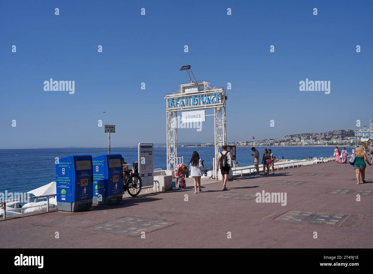 Nizza, Frankreich - 12. August 2023 - Fußgänger auf der Promenade des Anglais. Stockfoto