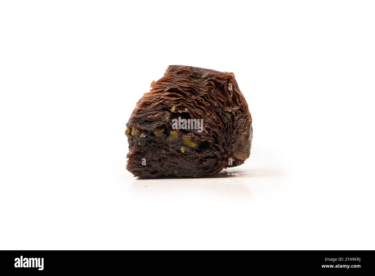 Türkische Schokoladenbaklava isoliert auf weißem Hintergrund. Stockfoto