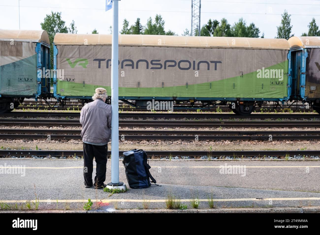 KAJAANI, BAHNHOF: Ein alter Mann wartet im Sommer auf einen VR-Zug am Bahnhof Kajaani in der Region Kajaani in Mittelfinnland. Foto: Rob Wa Stockfoto