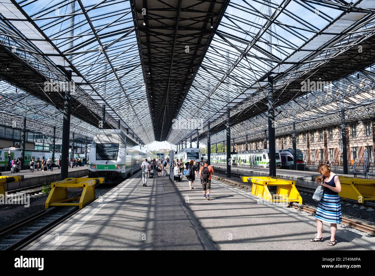 HELSINKI, BAHNHOF: Verkehrsreiche Bahnsteige am Hauptbahnhof Helsinki im Sommer im Zentrum von Helsinki, Finnland. Foto: Rob Watkins Stockfoto