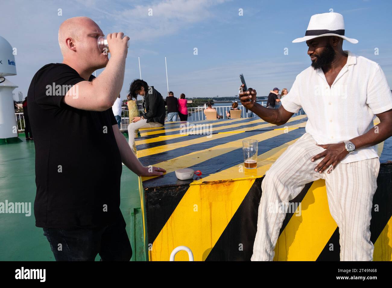 Passagiere auf einem Kreuzfahrtschiff im zentralen Hafen von Helsinki, die auf einer Ostseekreuzfahrt zwischen Finnland, Åland und Stockholm in Schweden unterwegs sind. Stockfoto