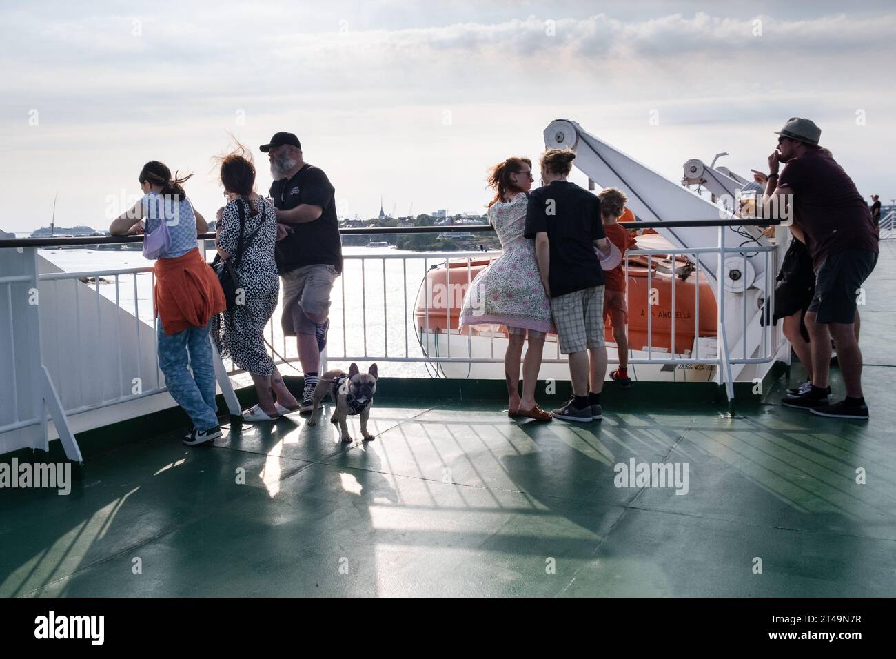 Passagiere auf einem Kreuzfahrtschiff im zentralen Hafen von Helsinki, die auf einer Ostseekreuzfahrt zwischen Finnland, Åland und Stockholm in Schweden unterwegs sind. Stockfoto