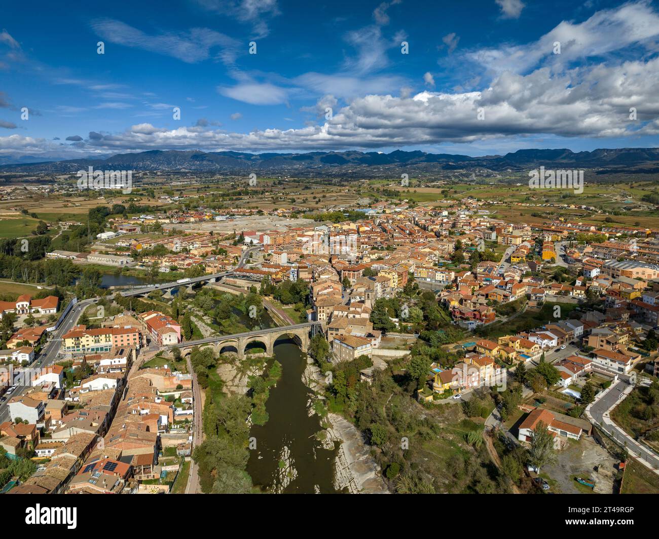 Luftaufnahme der Stadt Roda de Ter neben dem Fluss Ter, in Plana de Vic (Osona, Barcelona, Katalonien, Spanien) ESP: Vista aérea de Roda de Ter Stockfoto