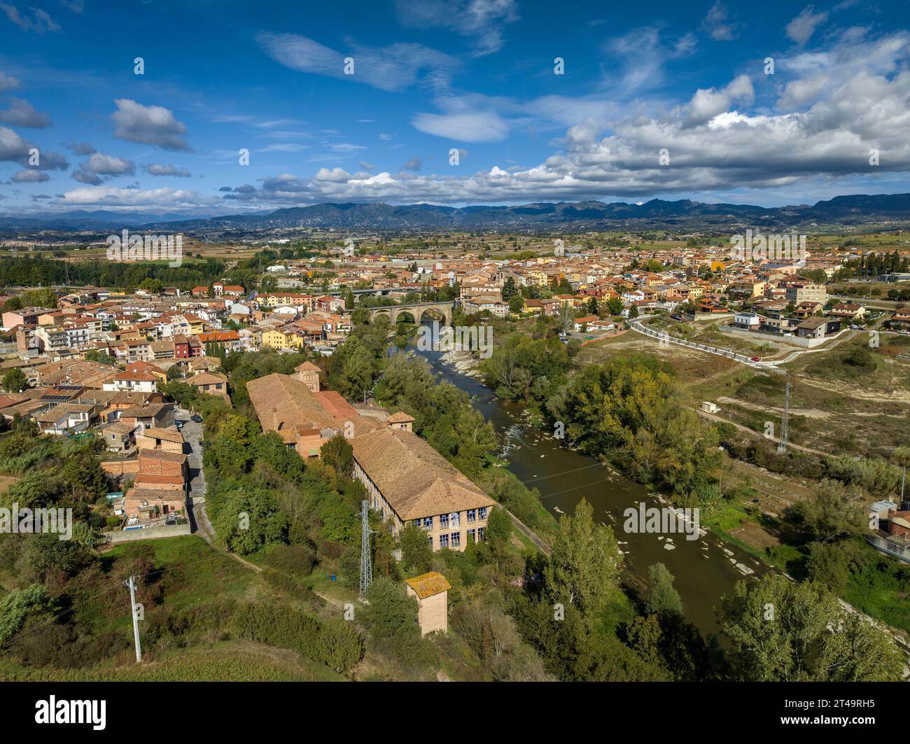 Luftaufnahme der Stadt Roda de Ter neben dem Fluss Ter, in Plana de Vic (Osona, Barcelona, Katalonien, Spanien) ESP: Vista aérea de Roda de Ter Stockfoto