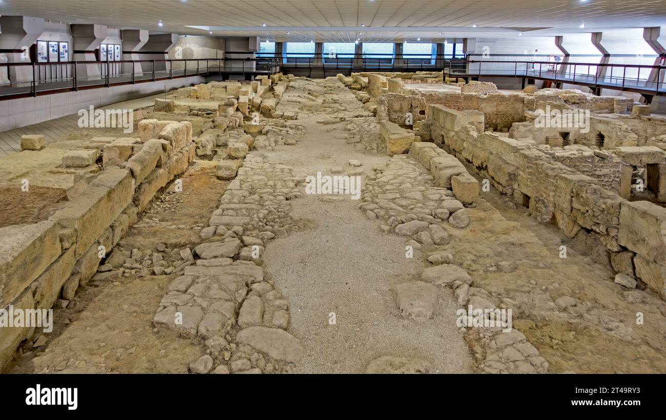 Die römischen Straßen und Bauruinen werden hier unter dem Nuovo Teatro Verdi in Brindisi, Italien, ausgestellt. Entdeckt in den 60er Jahren. Stockfoto