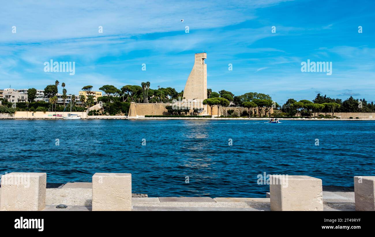 Im Hafengebiet von Brindisi, Italien, befindet sich ein Denkmal, das als Big Rudder bekannt ist, das in Erinnerung an die in den Weltkriegen verlorenen italienischen Seemänner erbaut wurde. Baujahr 1933. Stockfoto