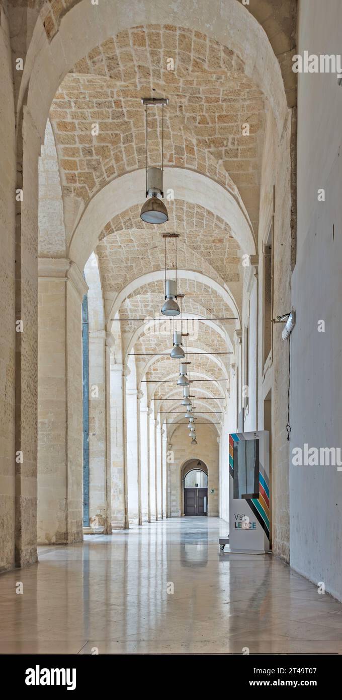 Eine Reihe von Bögen, die von Säulen im Seminarpalast in Lecce, Italien, unterstützt werden. Stockfoto