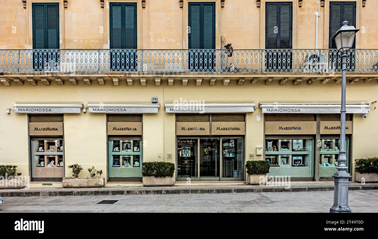 Eine Filiale des Juweliergeschäfts Mariomossa in Lecce, Italien. Das Unternehmen wurde ursprünglich 1850 gegründet. Stockfoto